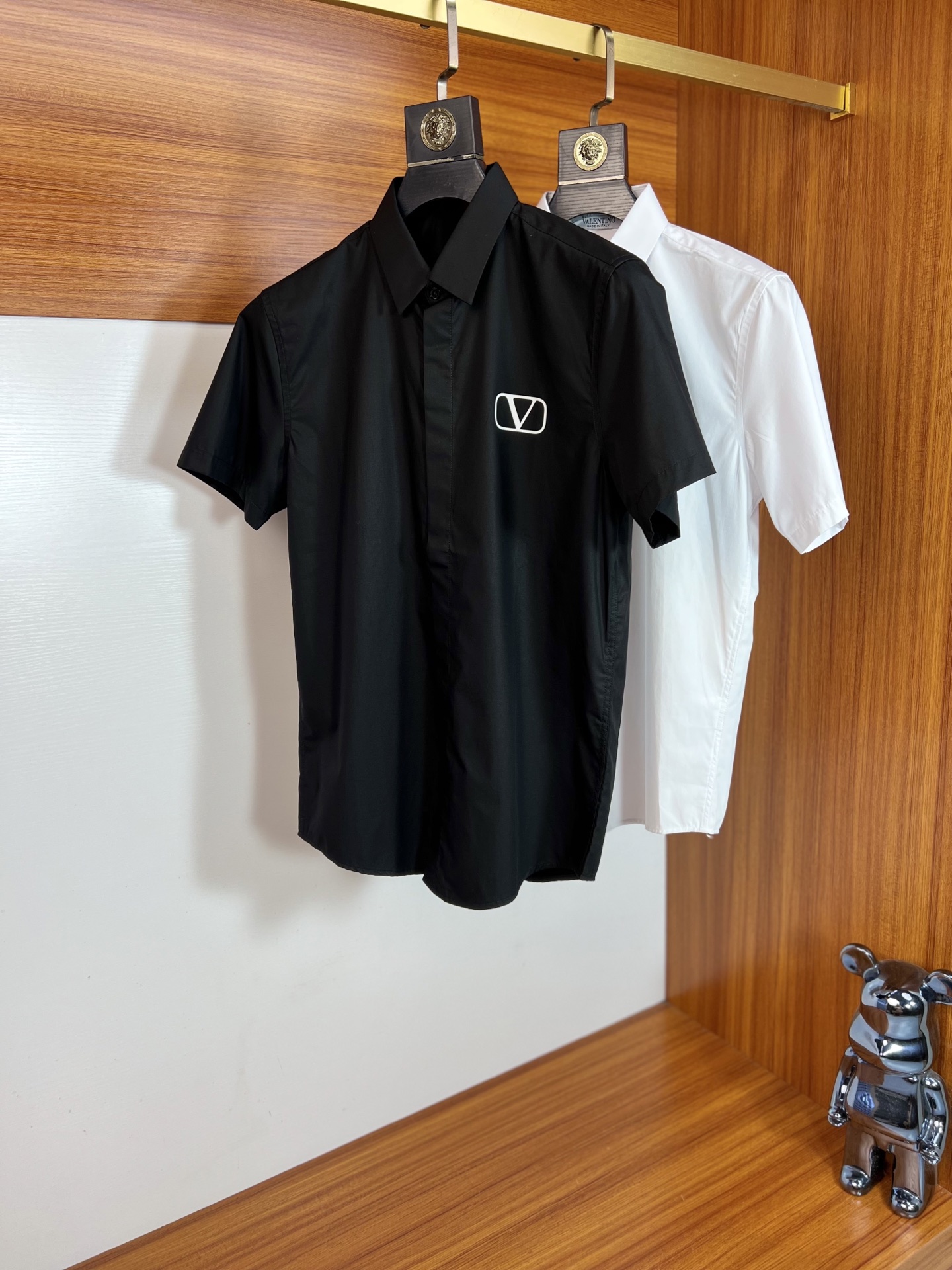 NO:518750,Valentino 2025 Spring and Summer New Products are available, Three Standards Complete Shirts Don't need to introduce too much good products, look at the details, counter number M-XXXL 175/140 Suggestions L, valentino,shirts,alexander wang19860909华伦天奴 2025年春夏新品上新 三标齐全 衬衫 好货不用过多介绍 看细节 专柜码数M-XXXL 175/140建议L,,valentino,shirts,alexander wang,Men's clothing