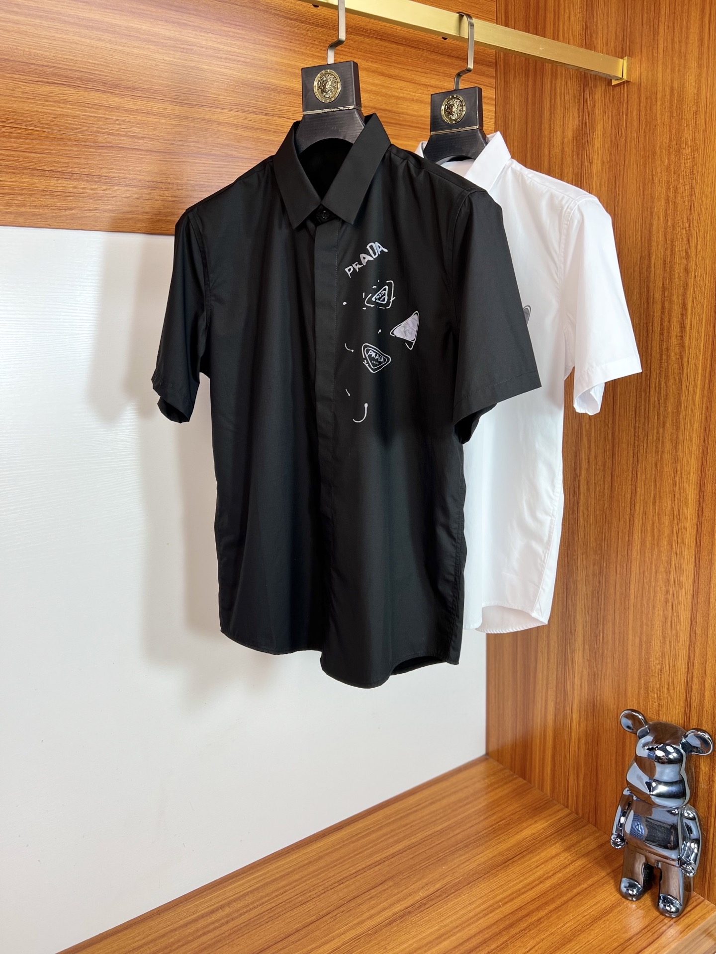 NO:518730,Prada/Prada 2025 Spring and Summer New Products are available, Three Standards Complete Shirts Don’t need to introduce too much good products, look at the details. Counter code M-XXXL 175/140 Suggestions L,,prada,prada,shirts,alexander wang19860909Prada/普拉达 2025年春夏新品上新 三标齐全 衬衫 好货不用过多介绍 看细节 专柜码数M-XXXL 175/140建议L,,prada,prada,shirts,alexander wang,Men's clothing