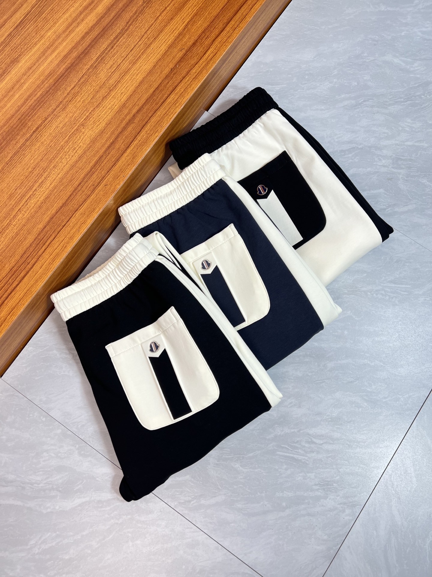 NO:518742,Moncler/家口 2025 autumn and winter new product, complete three standards, casual pants, no need to introduce too much good products, look at the details, counter number 29-40, 175/140, upper body 32,, Moncler, alexander wang19860909Moncler/蒙口 2025秋冬新品 三标齐全 休闲裤 好货不用过多介绍 看细节 专柜码数29-40 175/140上身32码,,Moncler,alexander wang,Men's clothing