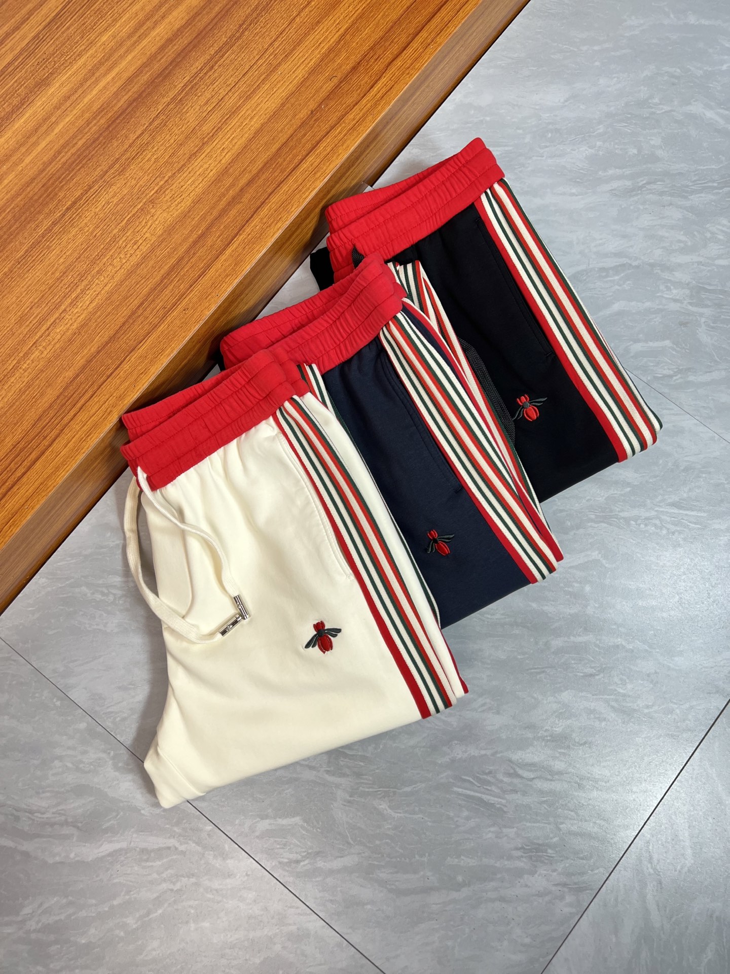 NO:518744,Gucci/Gucci 2025 autumn and winter new products, complete three standards, casual pants, no need to introduce too much good products, look at the details, counter number M-4XL 175/140 upper body L,,gucci,alexander wang19860909Gucci/古奇 2025秋冬新品 三标齐全 休闲裤 好货不用过多介绍 看细节 专柜码数M-4XL 175/140上身L,,gucci,alexander wang,Men's clothing