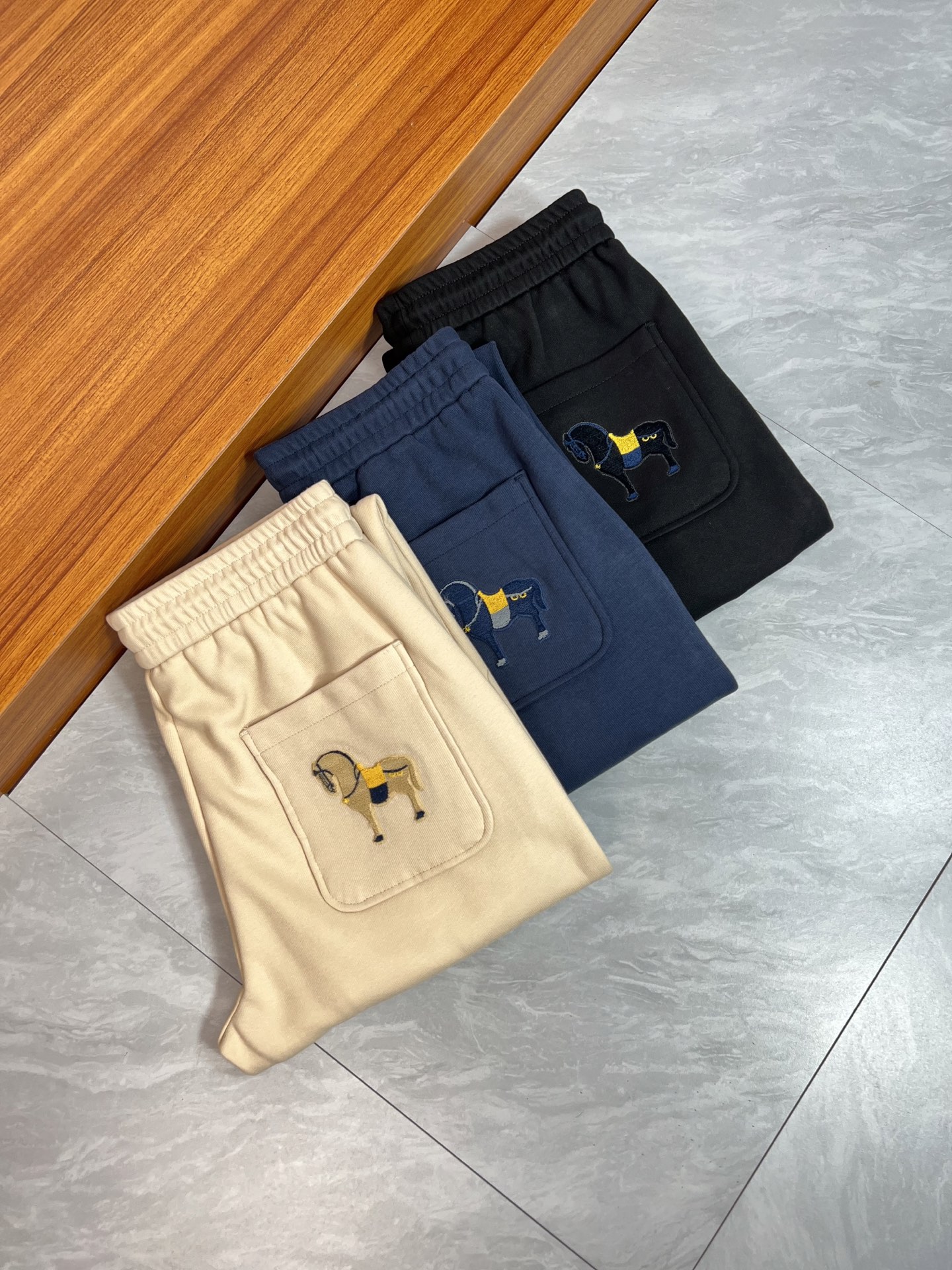 NO:518746,Hermes/Hermes 2025 autumn and winter new products, complete three standards, casual pants, good products, don't need to introduce too much, look at the details, counter number M-4XL 175/140 upper body L,, hermes, hermes, alexander wang19860909Hermes/爱马仕 2025秋冬新品 三标齐全 休闲裤 好货不用过多介绍 看细节 专柜码数M-4XL 175/140上身L,,hermes,hermes,alexander wang,Men's clothing