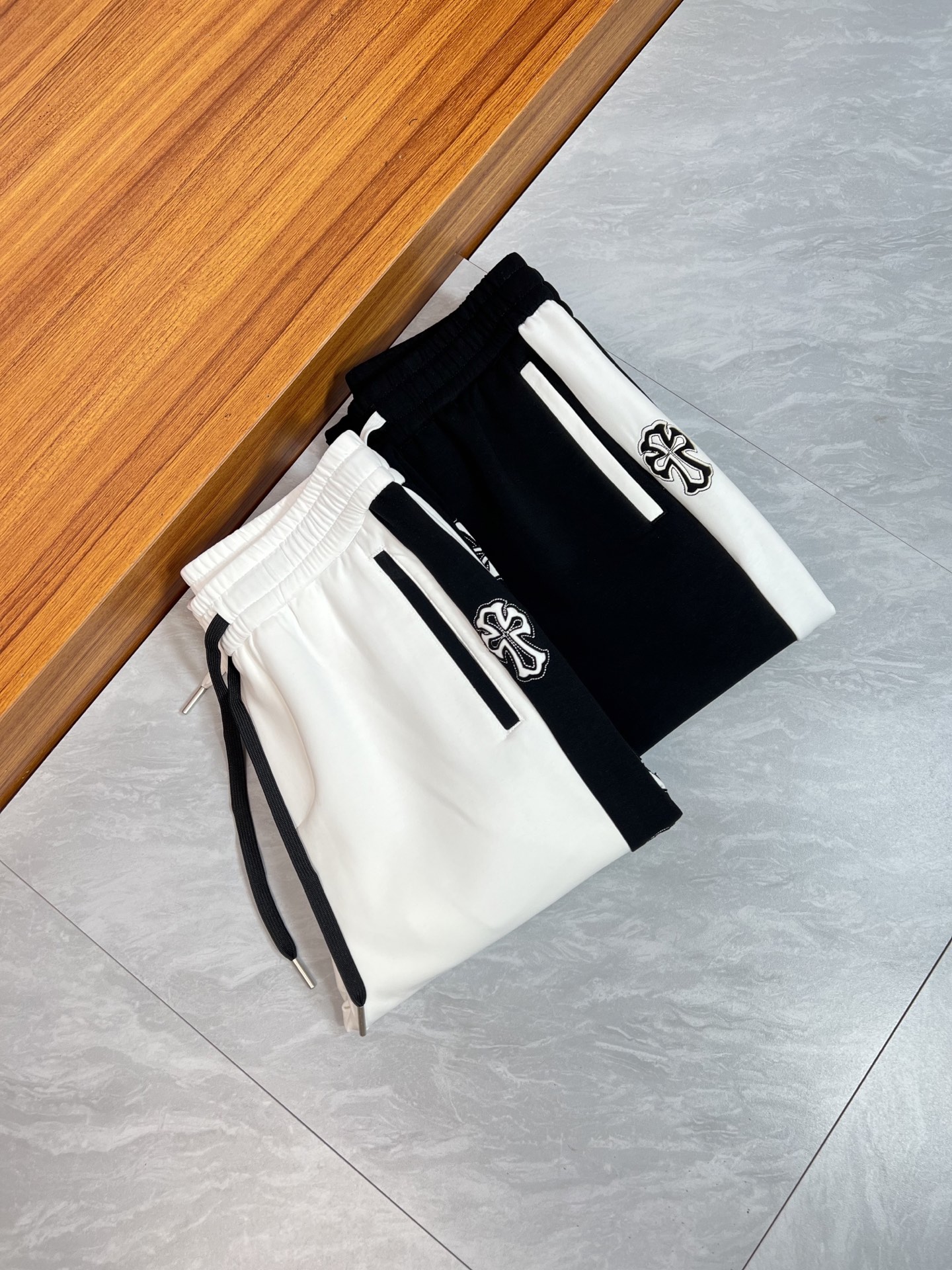 NO:518748,Moncler/Croxin 2025 autumn and winter new products, complete three standards, casual pants, good products, don't need to introduce too much, look at the details, counter number M-4XL 175/140 upper body L,,chrome hearts,alexander wang19860909Moncler/克罗心 2025秋冬新品 三标齐全 休闲裤 好货不用过多介绍 看细节 专柜码数M-4XL 175/140上身L,,chrome hearts,alexander wang,Men's clothing