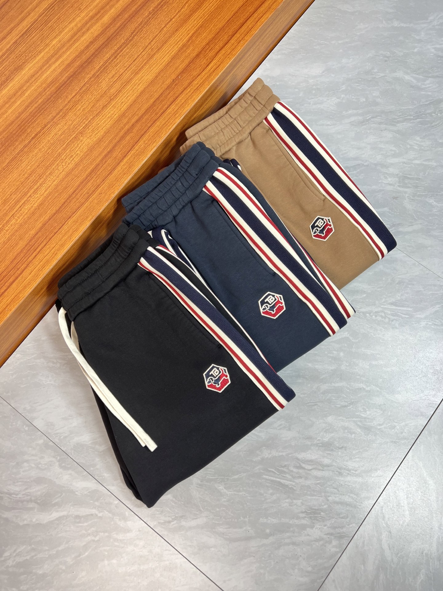 NO:518731,TB 2025 autumn and winter new products, complete three standards, casual pants, no need to introduce too much good products, look at the details, counter number M-4XL 175/140 upper body L,,alexander wang19860909TB 2025秋冬新品 三标齐全 休闲裤 好货不用过多介绍 看细节 专柜码数M-4XL 175/140上身L,,alexander wang,Men's clothing