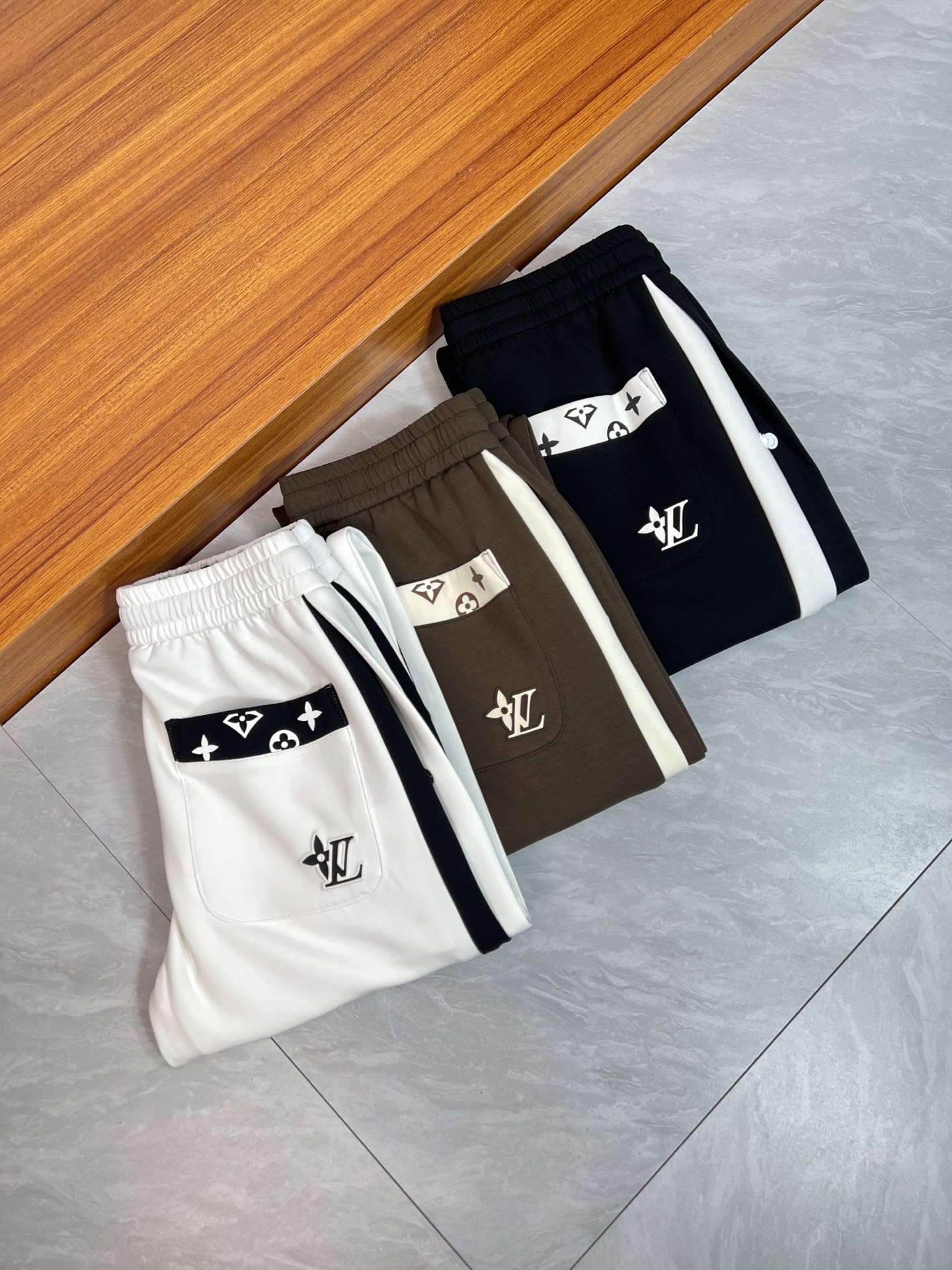 NO:518733,LV/Louis Vuitton 2025 autumn and winter new products, complete three standards, casual pants, good products, don't need to introduce too much, look at the details, counter number M-4XL 175/140 upper body L,, louis vuitton, louis vuitton, alexander wang19860909LV/路易威登 2025秋冬新品 三标齐全 休闲裤 好货不用过多介绍 看细节 专柜码数M-4XL 175/140上身L,,louis vuitton,louis vuitton,alexander wang,Men's clothing