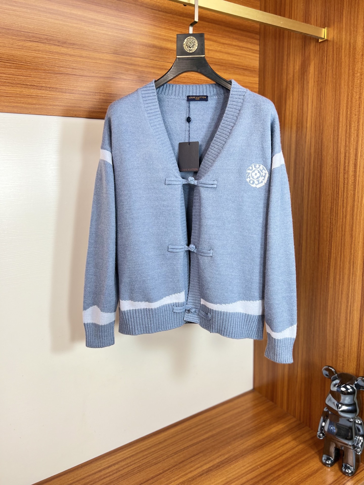 NO:518743,LV/Louis Vuitton 2025 new spring and summer products are available, complete three standards, cardigan sweaters, sweaters, good products do not need to be introduced too much, look at the details, counter number M-XXXL 175/140 Suggestions,,louis vuitton,louis vuitton,sweaters,alexander wang19860909LV/路易威登 2025年春夏新品上新 三标齐全 开衫毛衣毛衫 好货不用过多介绍 看细节 专柜码数M-XXXL 175/140建议L,,louis vuitton,louis vuitton,sweaters,alexander wang,Men's clothing