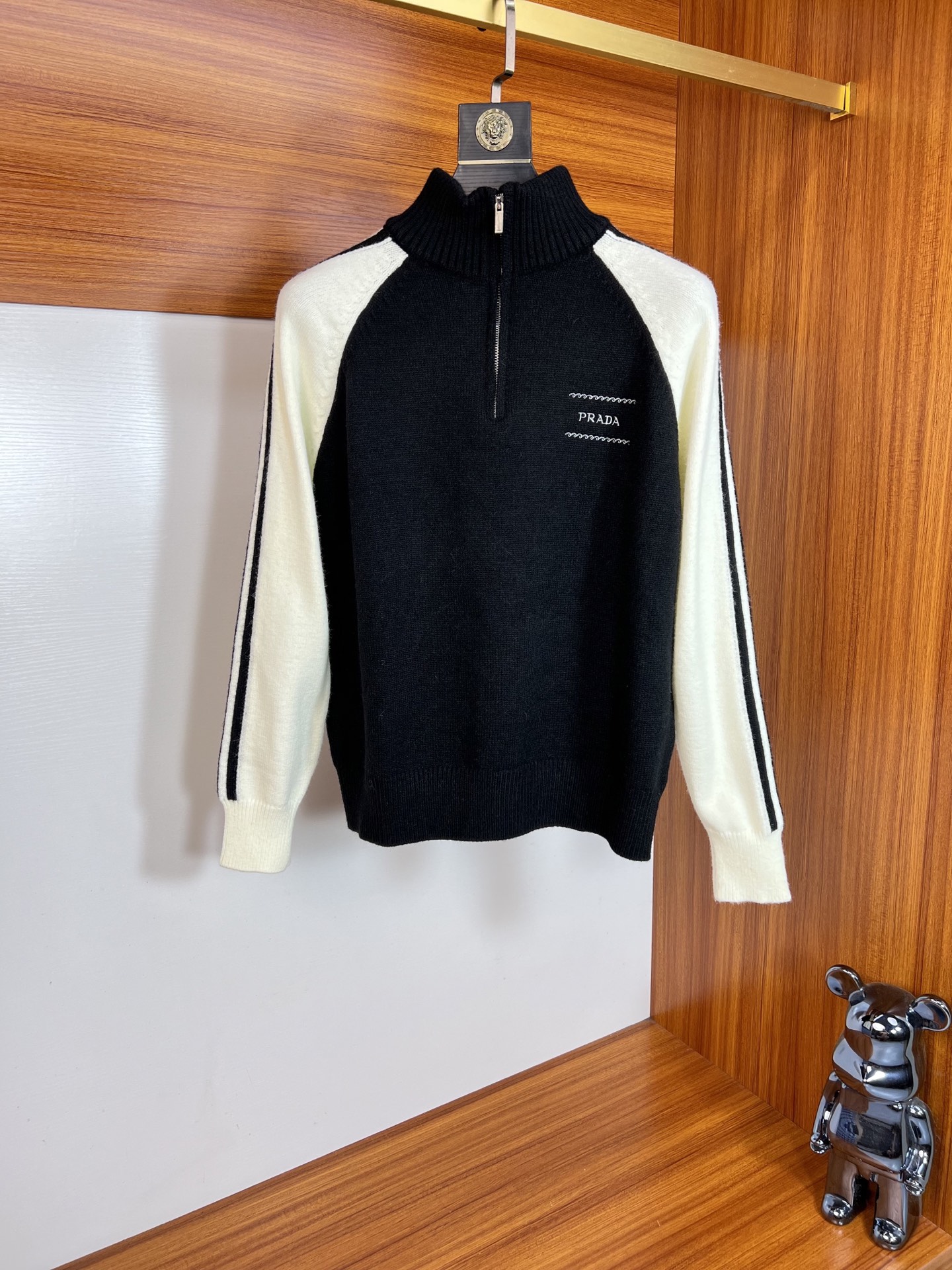 NO:519264,prada/Prada 2025 new spring and summer products are available in new products, complete three standards, cardigan sweaters, sweaters, good products do not need to be introduced too much, look at the details, counter number M-XXXL 175/140 Suggestions,,prada,prada,sweaters,alexander wang19860909prada/普拉达 2025年春夏新品上新 三标齐全 开衫毛衣毛衫 好货不用过多介绍 看细节 专柜码数M-XXXL 175/140建议L,,prada,prada,sweaters,alexander wang,Men's clothing