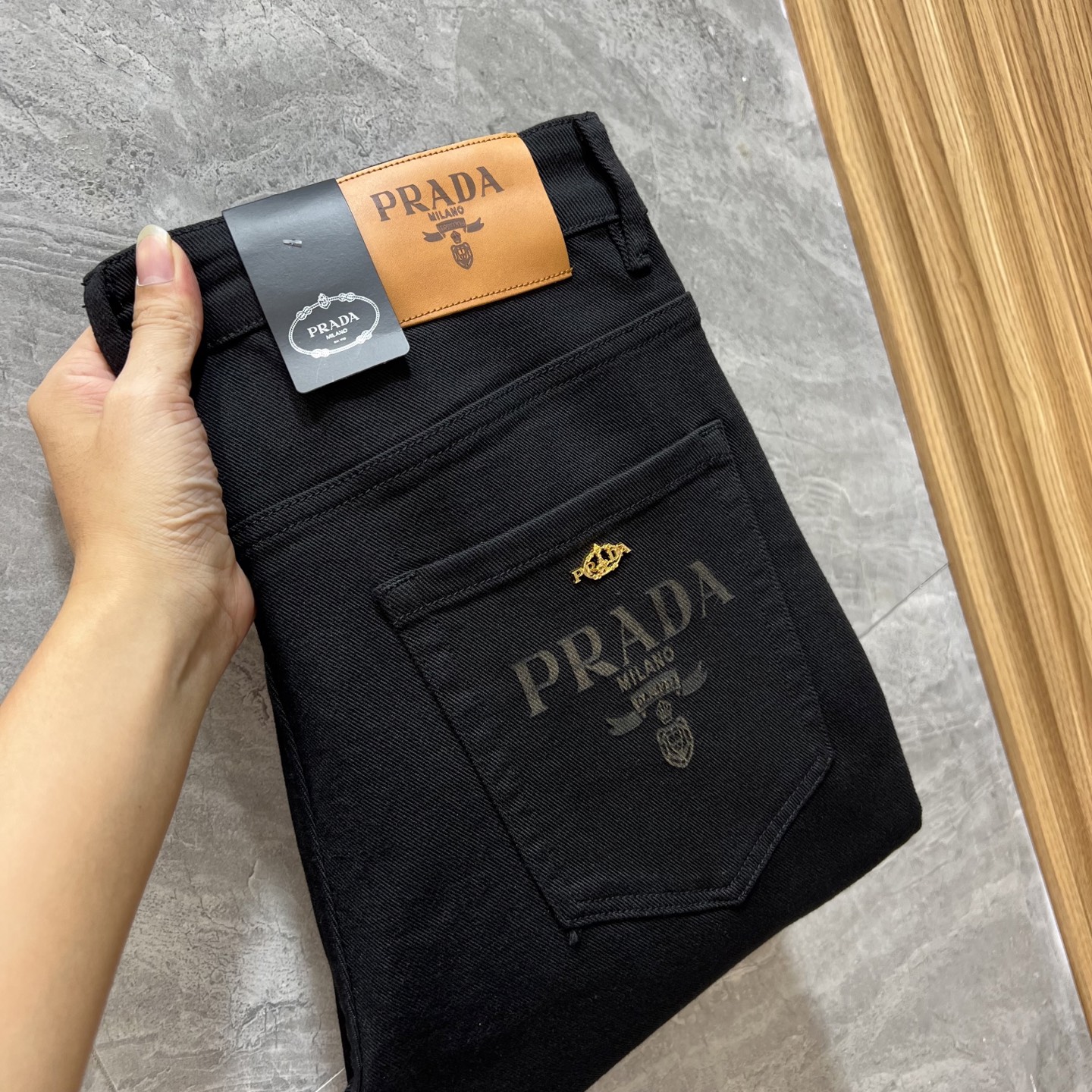 NO:521701,prada/Prada 2025 autumn and winter new products, complete three standards, jeans, good products, don't need to be introduced too much, look at the details, counter number 28-38 / 140 upper body 32,,prada,prada,jeans,alexander wang19860909prada/普拉达 2025秋冬新品 三标齐全 牛仔裤 好货不用过多介绍 看细节 专柜码数28-38 /140上身32码,,prada,prada,jeans,alexander wang,Men's clothing