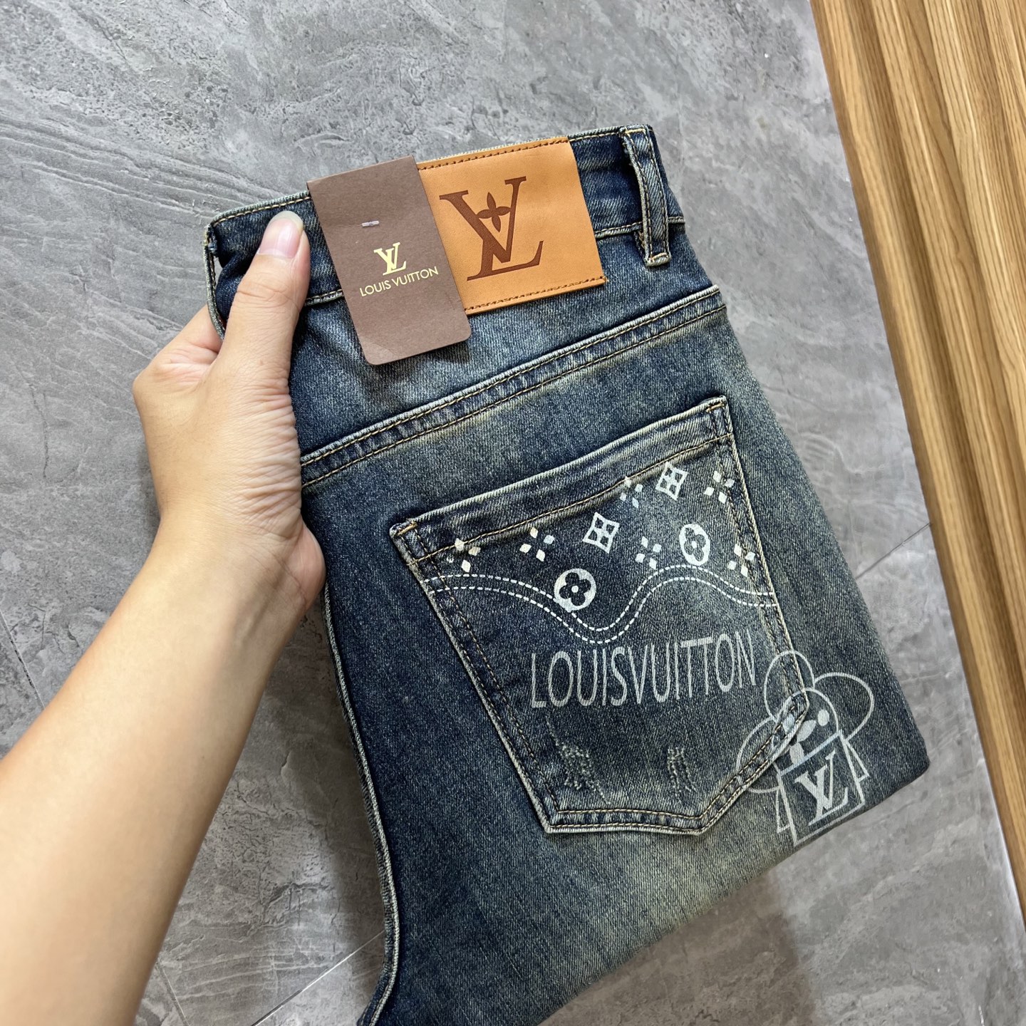 NO:521705,LV/Louis Vuitton 2025 autumn and winter new products, complete three standards, jeans, good products, don't need to be introduced too much, look at the details, counter number 28-38 / 140 upper body 32,, louis vuitton,louis vuitton,jeans,alexander wang19860909LV/路易威登 2025秋冬新品 三标齐全 牛仔裤 好货不用过多介绍 看细节 专柜码数28-38 /140上身32码,,louis vuitton,louis vuitton,jeans,alexander wang,Men's clothing