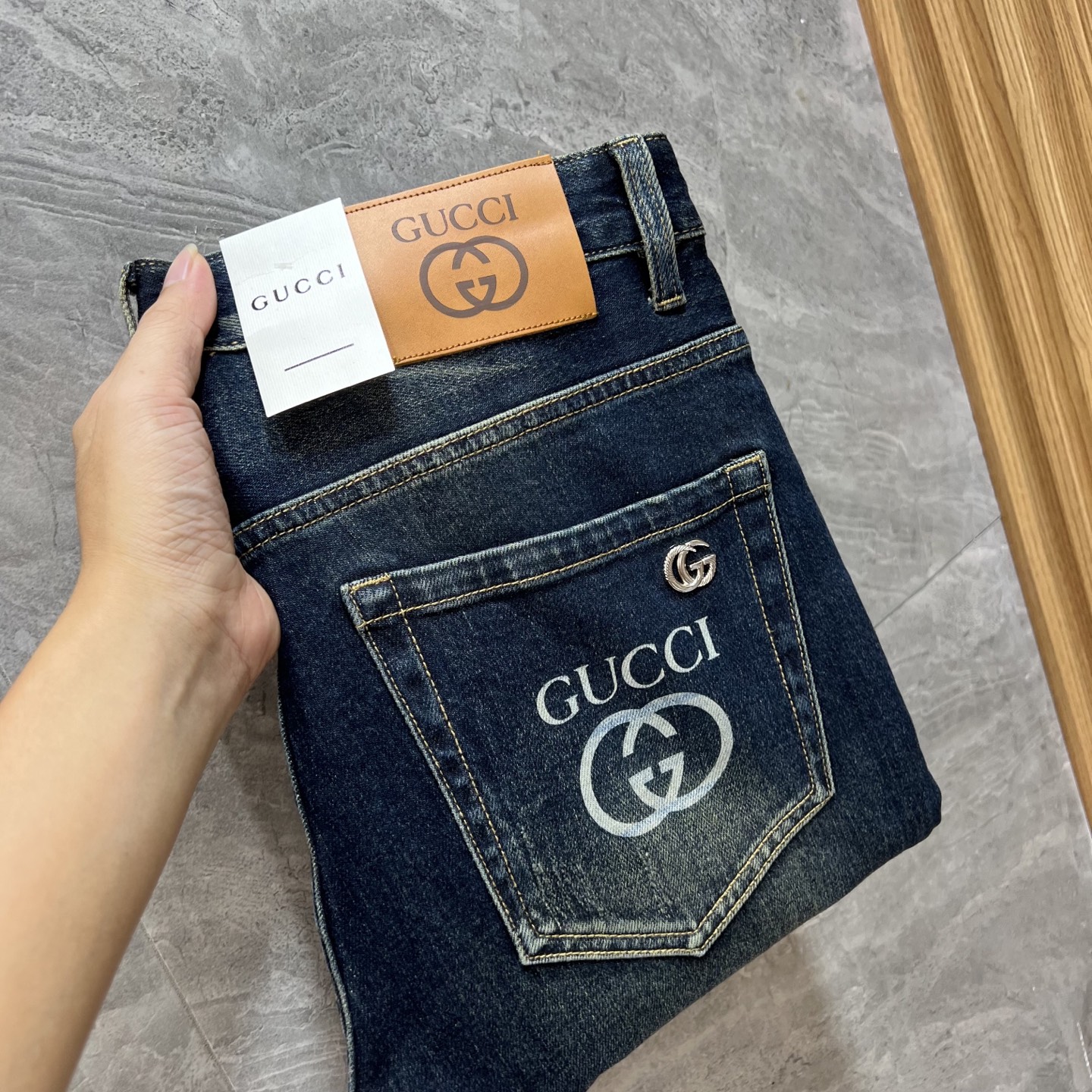 NO:521711,Gucci/Gucci 2025 autumn and winter new products, complete three standards, jeans, good products, don't need to be introduced too much, look at the details, counter number 28-38 / 140 upper body 32,,gucci,jeans,alexander wang19860909Gucci/古奇 2025秋冬新品 三标齐全 牛仔裤 好货不用过多介绍 看细节 专柜码数28-38 /140上身32码,,gucci,jeans,alexander wang,Men's clothing
