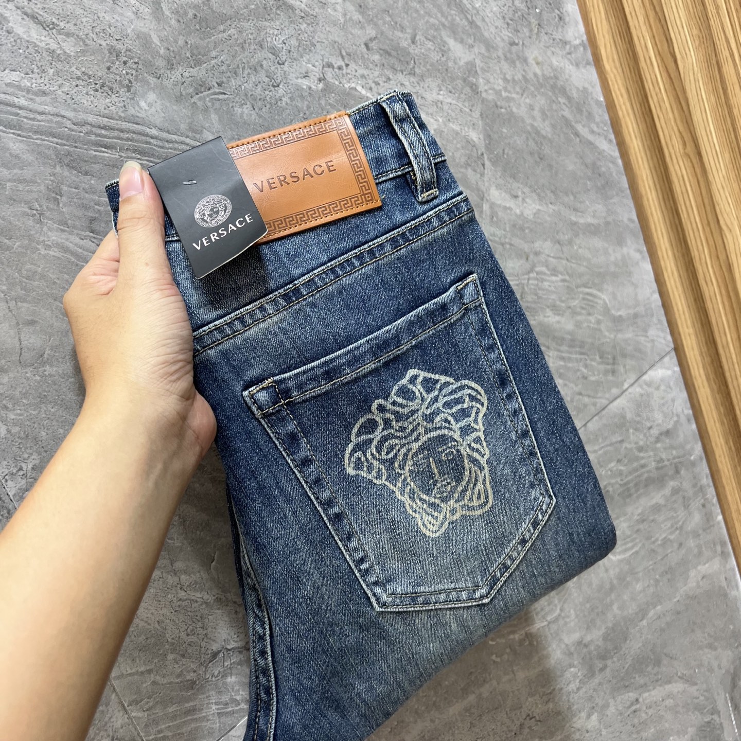 NO:521715,Versace/Versace 2025 autumn and winter new products, complete three standards, jeans, good products, don't need to be introduced too much, look at the details, counter number 28-38 / 140 upper body 32,,versace,versace,jeans,alexander wang19860909Versace/范思哲 2025秋冬新品 三标齐全 牛仔裤 好货不用过多介绍 看细节 专柜码数28-38 /140上身32码,,versace,versace,jeans,alexander wang,Men's clothing