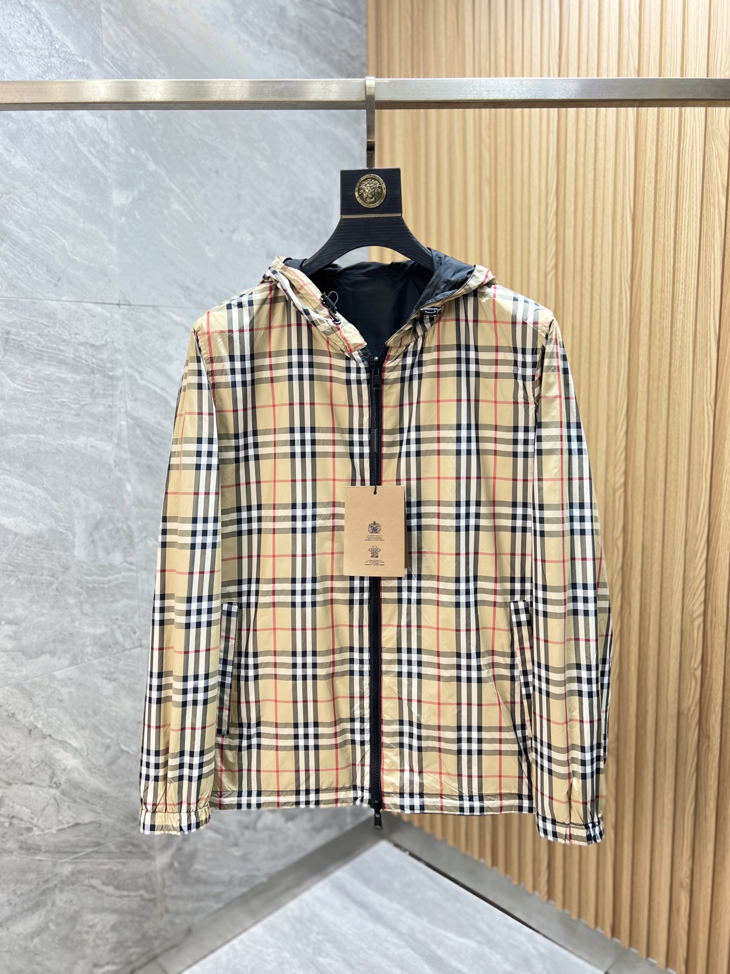 NO:521706,Burberry/Burberry 2025 new autumn and winter products are available, complete three standards, double-sided jackets, good products do not need to be introduced too much, look at the details, counter number M-XXXL /140 suggestions L,,burberry,burberry,jackets & coats,jackets & coats,alexander wang19860909Burberry/巴宝莉 2025年秋冬新品上新 三标齐全 双面夹克外套 好货不用过多介绍 看细节 专柜码数M-XXXL /140建议L,,burberry,burberry,jackets & coats,jackets & coats,alexander wang,Men's clothing