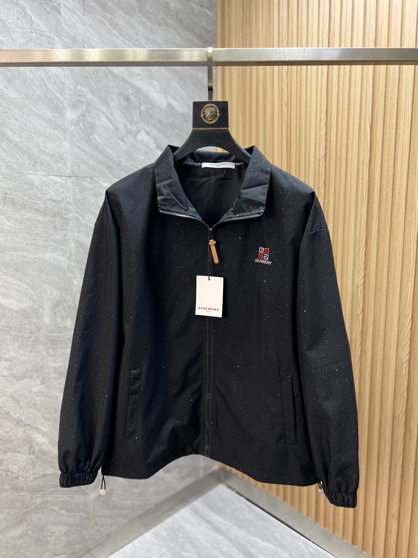 NO:521708,Givenchy 2025 autumn and winter new products are available, complete three standards, jackets, no need to introduce too much good products, look at the details, counter code M-XXXL /140 suggestions, L, given, given, given, jackets & coats, jackets & coats, alexander wang19860909give/纪梵希 2025年秋冬新品上新 三标齐全 夹克外套 好货不用过多介绍 看细节 专柜码数M-XXXL /140建议L,,givenchy,givenchy,jackets & coats,jackets & coats,alexander wang,Men's clothing