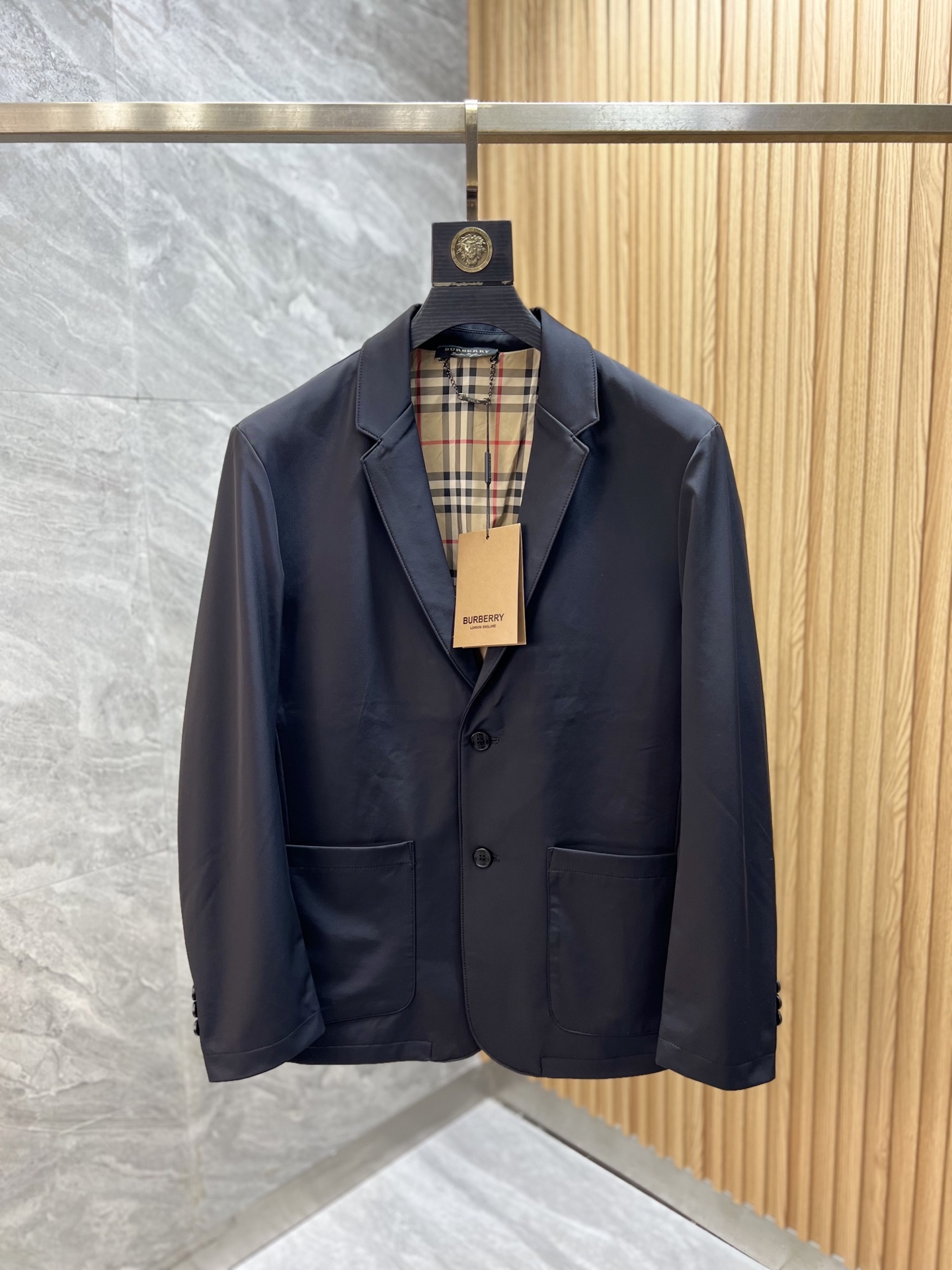 NO:521712,Burberry/Burberry 2025 new autumn and winter products are available, complete three standards, suits, jackets and jackets, good products do not need to be introduced too much, look at the details, counter number M-XXXL /140 suggestions L,,burberry,burberry,jackets & coats,jackets & coats,business suit,alexander wang19860909Burberry/巴宝莉 2025年秋冬新品上新 三标齐全 西装西服夹克外套 好货不用过多介绍 看细节 专柜码数M-XXXL /140建议L,,burberry,burberry,jackets & coats,jackets & coats,business suit,alexander wang,Men's clothing