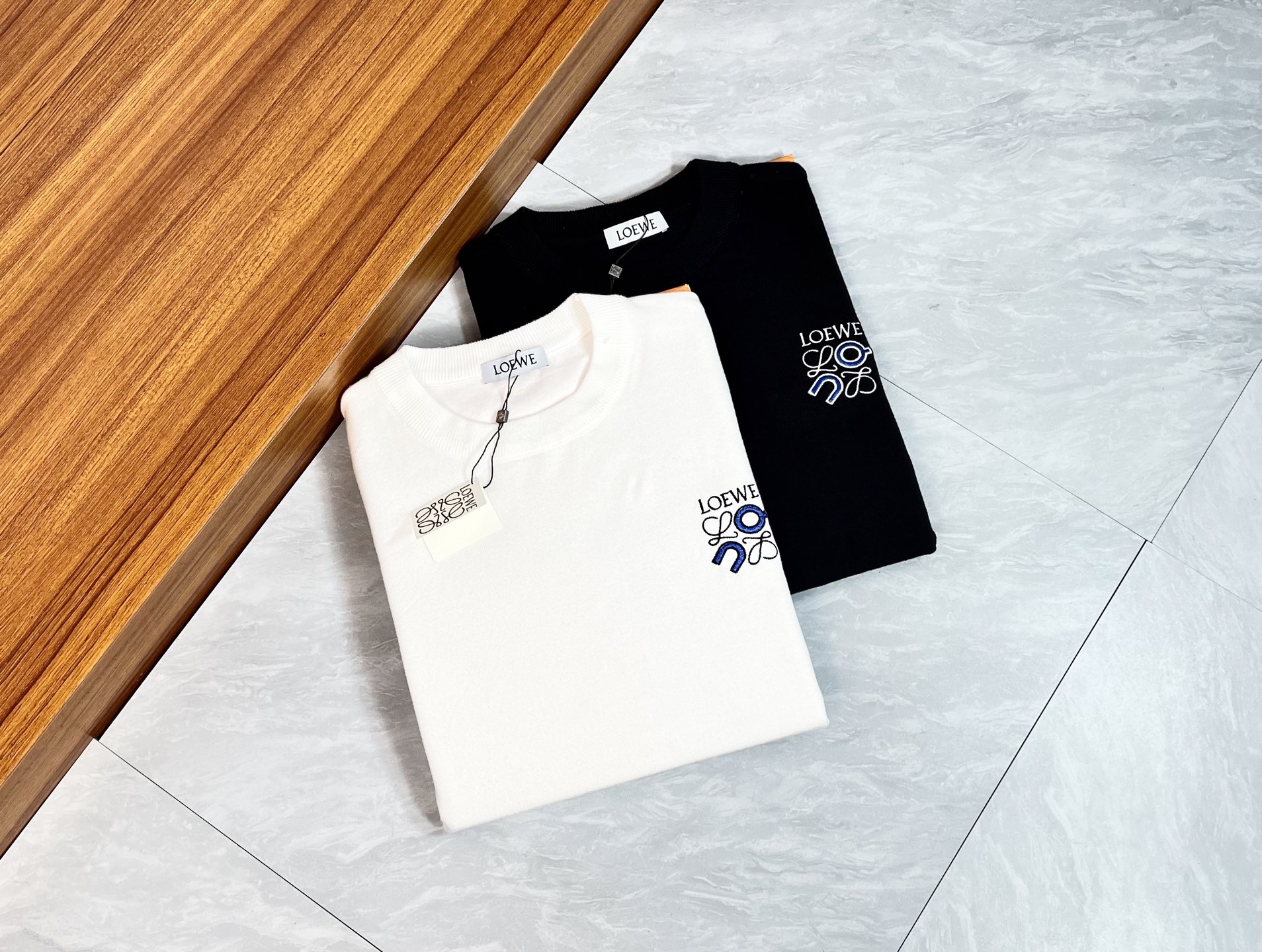 NO:522933,Loewe/Luo Yiwei New products for spring and summer 2025 are available in new products, complete three standards, round neck sweater, good products do not need to be introduced too much, look at the details, counter number M-XXXL 175/140 Suggestions L,,loewe,loewe,sweaters,alexander wang19860909Loewe/罗意威 2025年春夏新品上新 三标齐全 圆领毛衣 好货不用过多介绍 看细节 专柜码数M-XXXL 175/140建议L,,loewe,loewe,sweaters,alexander wang,Men's clothing