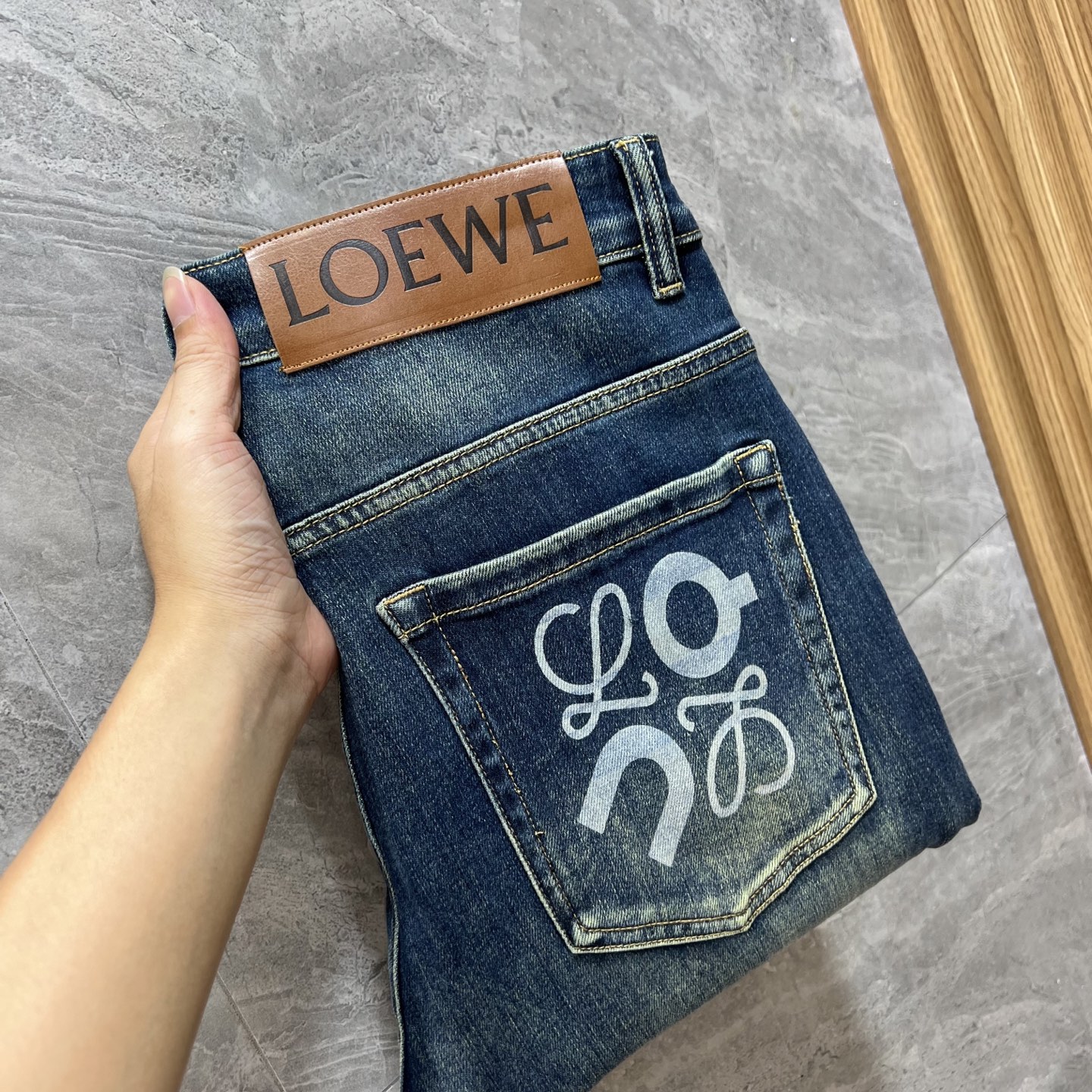NO:522941,Loewe/Luo Yiwei 2025 autumn and winter new products, complete three standards, jeans, good products, don't need to be introduced too much, look at the details, counter number 28-38, 175/140 upper body 32,,loewe,loewe,jeans,alexander wang19860909Loewe/罗意威 2025秋冬新品 三标齐全 牛仔裤 好货不用过多介绍 看细节 专柜码数28-38 175/140上身32码,,loewe,loewe,jeans,alexander wang,Men's clothing