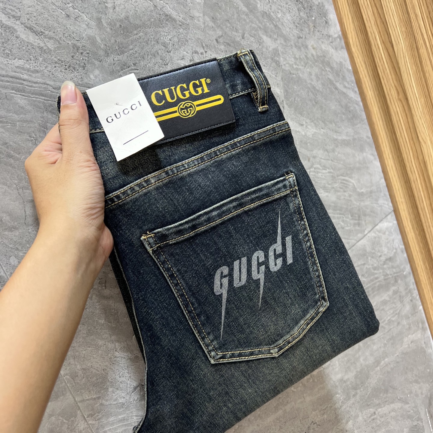 NO:522943,Gucci/Gucci 2025 autumn and winter new products, complete three standards, jeans, good products, don't need to introduce too much, look at the details, counter code number 28-38 175/140 upper body 32 sizes,,gucci,jeans,alexander wang19860909Gucci/古奇 2025秋冬新品 三标齐全 牛仔裤 好货不用过多介绍 看细节 专柜码数28-38 175/140上身32码,,gucci,jeans,alexander wang,Men's clothing