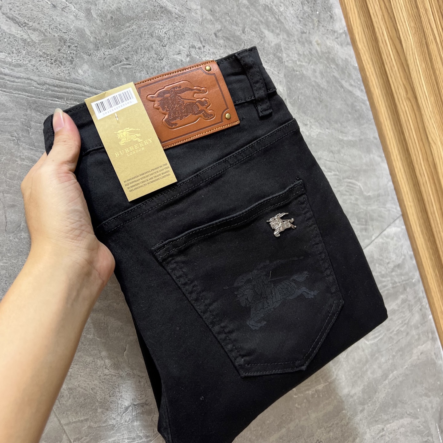 NO:522944,Burberry/Burberry 2025 autumn and winter new products, complete three standards, jeans, good products, don't need to introduce too much, look at the details, counter number 28-38, 175/140, upper body 32,,burberry,burberry,jeans,alexander wang19860909Burberry/巴宝莉 2025秋冬新品 三标齐全 牛仔裤 好货不用过多介绍 看细节 专柜码数28-38 175/140上身32码,,burberry,burberry,jeans,alexander wang,Men's clothing