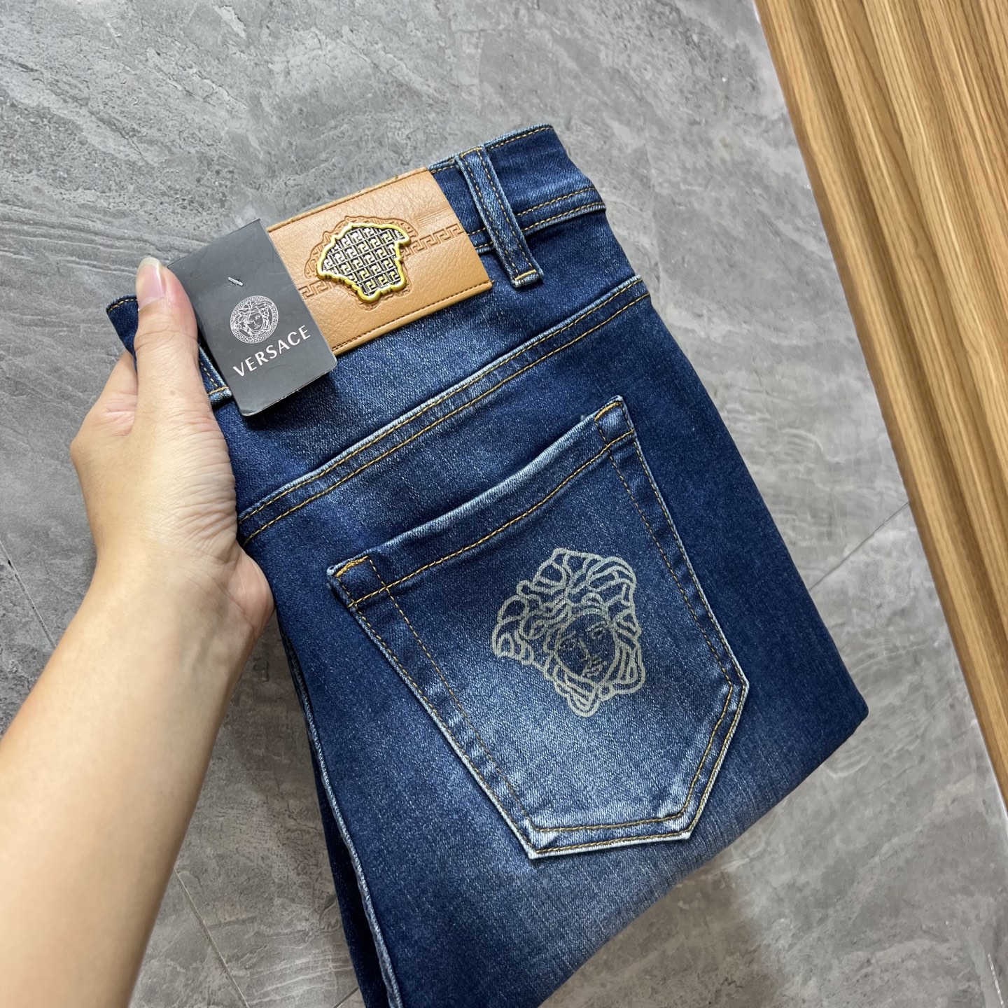 NO:522947,Versace/Versace 2025 autumn and winter new products, complete three standards, jeans, good products, don't need to be introduced too much, look at the details, counter number 28-38, 175/140 upper body 32,,versace,versace,jeans,alexander wang19860909Versace/范思哲 2025秋冬新品 三标齐全 牛仔裤 好货不用过多介绍 看细节 专柜码数28-38 175/140上身32码,,versace,versace,jeans,alexander wang,Men's clothing