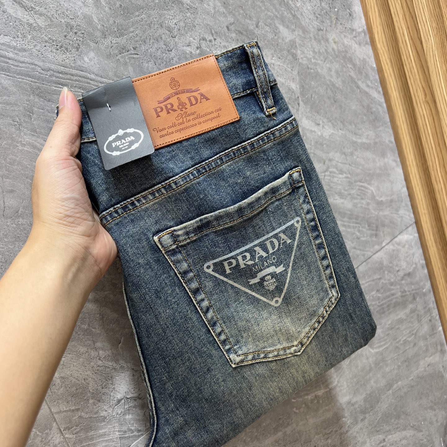 NO:540001,Prada/Prada 2025 autumn and winter new products, complete three standards, jeans, good products, don't need to be introduced too much, look at the details, counter number 28-38 / 140 upper body 32,,prada,prada,jeans,alexander wang19860909Prada/普拉达 2025秋冬新品 三标齐全 牛仔裤 好货不用过多介绍 看细节 专柜码数28-38 /140上身32码,,prada,prada,jeans,alexander wang,Men's clothing