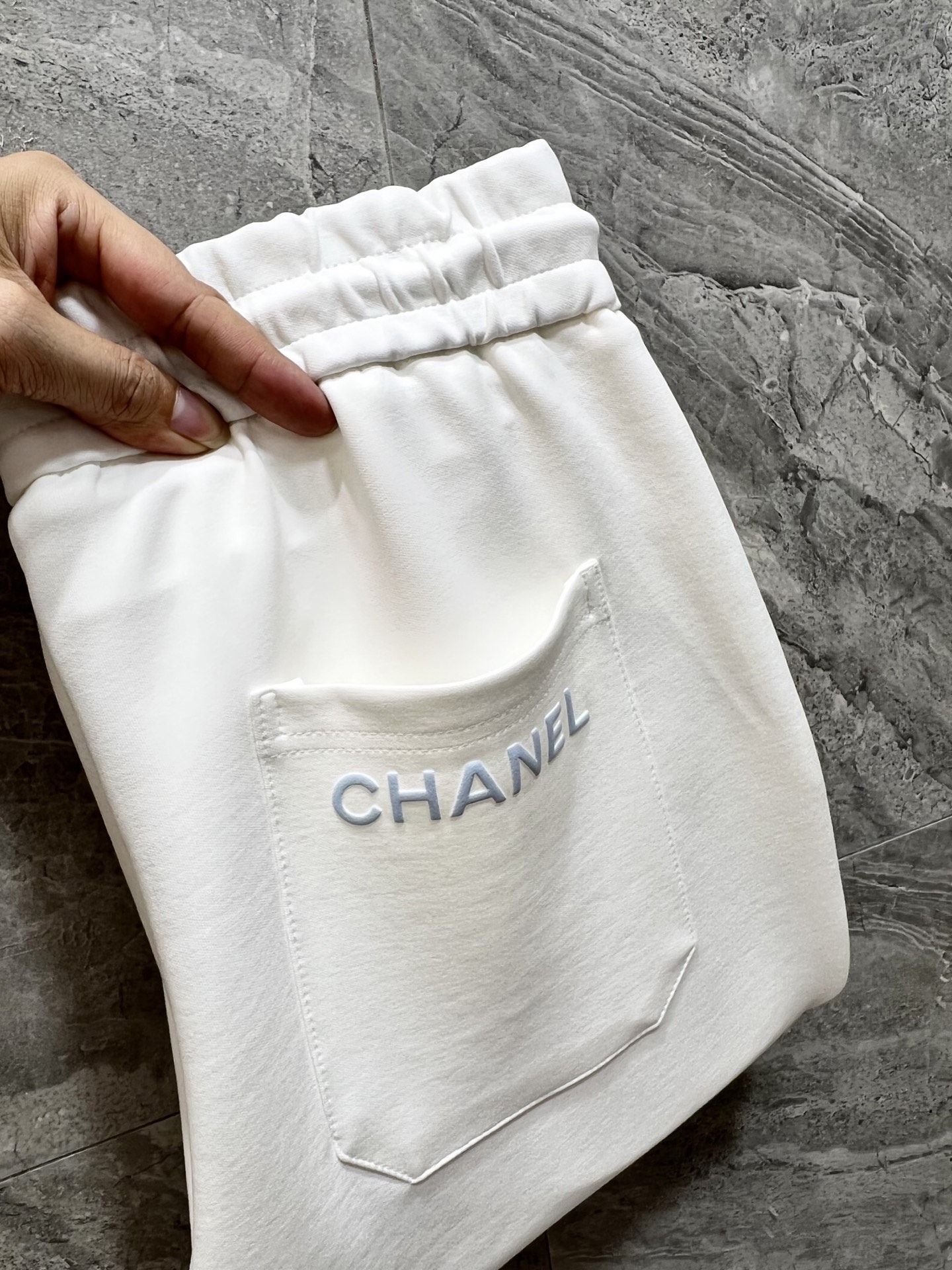 NO:570212,Charlie/Chanel 2025 autumn and winter new products, complete with three labels, casual pants, good products, no need to introduce too much, look at the details, counter size M-XXXL /140 upper body L,,chanel,alexander wang19860909Charlie/香奈儿 2025秋冬新品 三标齐全 休闲裤 好货不用过多介绍 看细节 专柜码数M-XXXL /140上身L,,chanel,alexander wang,Men's clothing