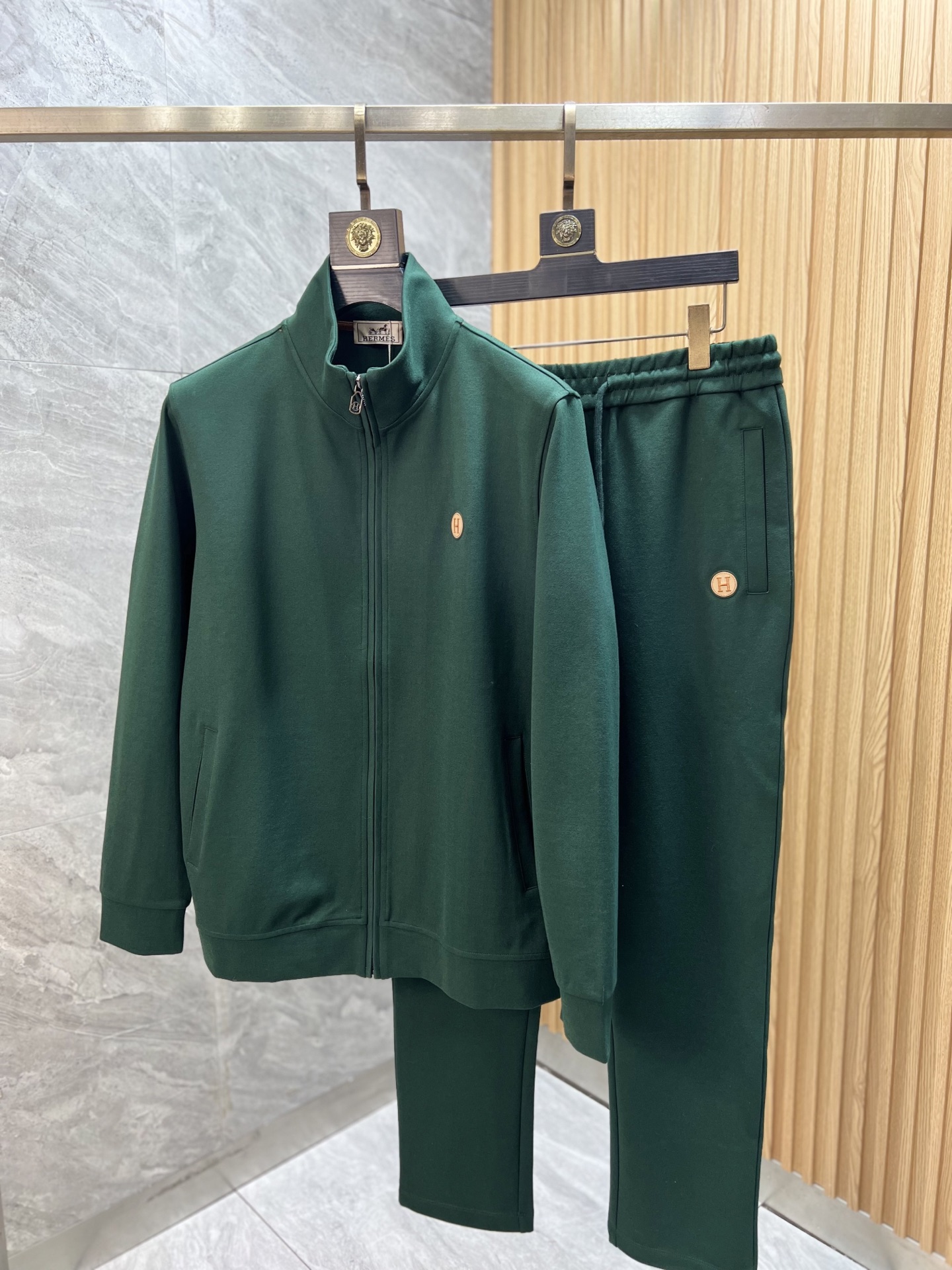 NO:538927,Hermes/Hermes 2025 autumn and winter new products, complete three standards, casual and fashionable suits, don’t need to introduce too much good products, look at the details, counter code M-XXXL /140 upper body suggestions L,, hermes, hermes, alexander wang19860909Hermes/爱马仕 2025秋冬新品 三标齐全 休闲时尚套装 好货不用过多介绍 看细节 专柜码数M-XXXL /140上身建议L,,hermes,hermes,alexander wang,Men's clothing