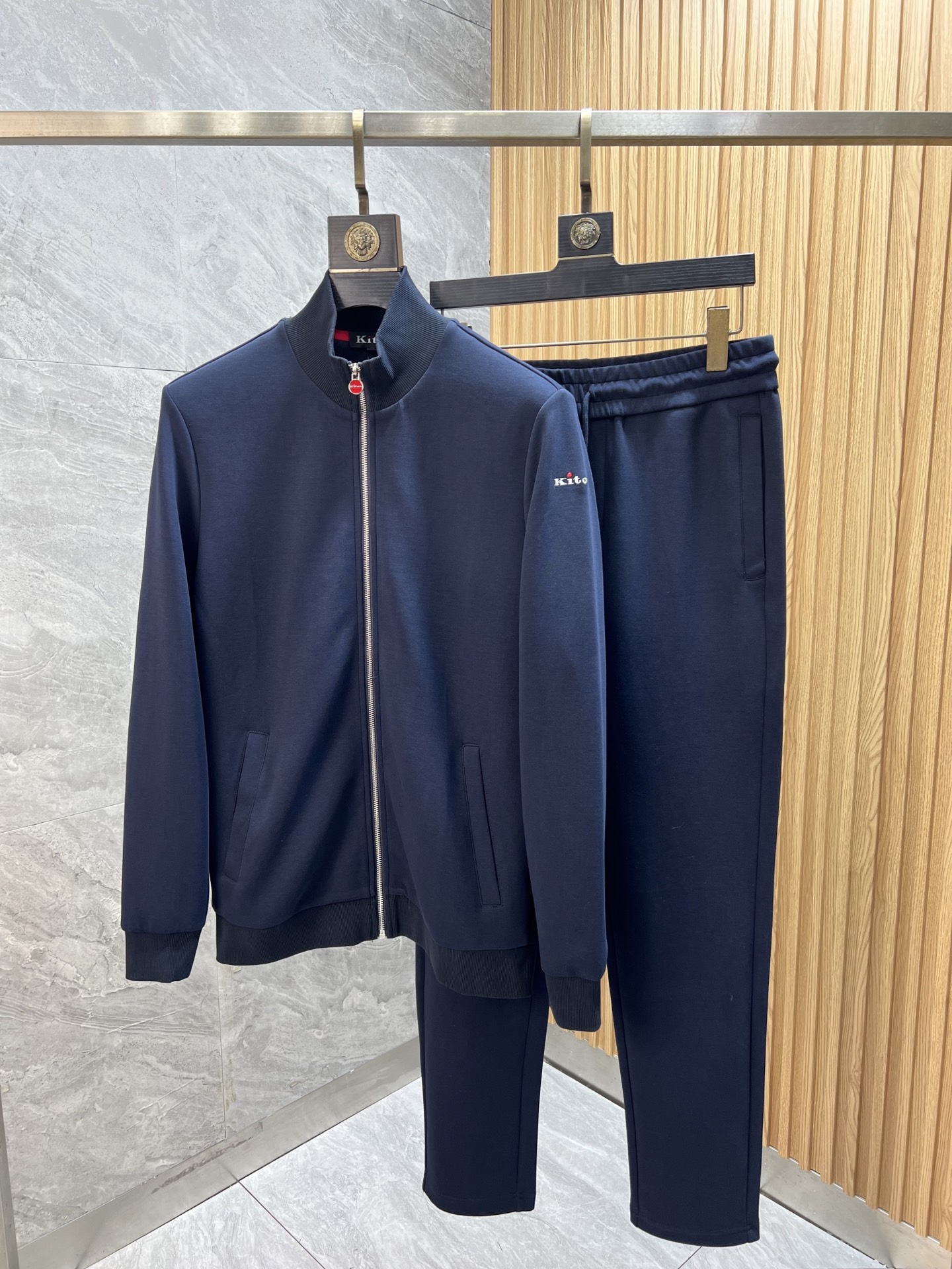 NO:538930,Kiton 2025 autumn and winter new products, complete three standards, casual and fashionable suits, don’t need to introduce too much good products, look at the details, counter code M-XXXL / 140 upper body suggestions L,,alexander wang19860909Kiton 2025秋冬新品 三标齐全 休闲时尚套装 好货不用过多介绍 看细节 专柜码数M-XXXL /140上身建议L,,alexander wang,Men's clothing