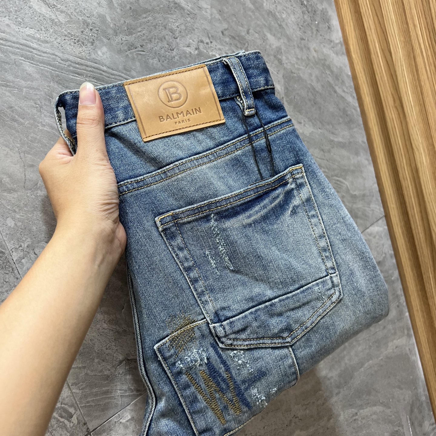 NO:540022,Balmain 2025 autumn and winter new products, complete three standards, jeans, good products, don't need to introduce too much, look at the details, counter number 29-38, 175/140 upper body 32,,balmain,jeans,alexander wang19860909巴尔曼 2025秋冬新品 三标齐全 牛仔裤 好货不用过多介绍 看细节 专柜码数29-38 175/140上身32码,,balmain,jeans,alexander wang,Men's clothing