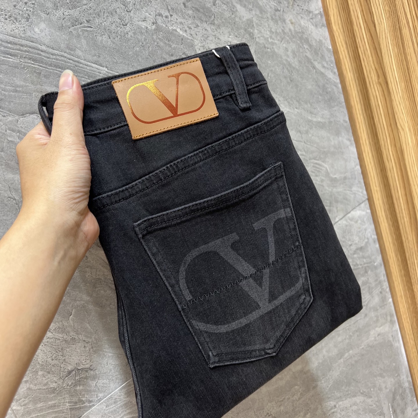 NO:540002,Valentino 2025 autumn and winter new products, complete three standards, jeans, good products, don't need to be introduced too much, look at the details, counter number 29-38, 175/140, upper body 32, valentino, jeans, alexander wang19860909华伦天奴 2025秋冬新品 三标齐全 牛仔裤 好货不用过多介绍 看细节 专柜码数29-38 175/140上身32码,,valentino,jeans,alexander wang,Men's clothing