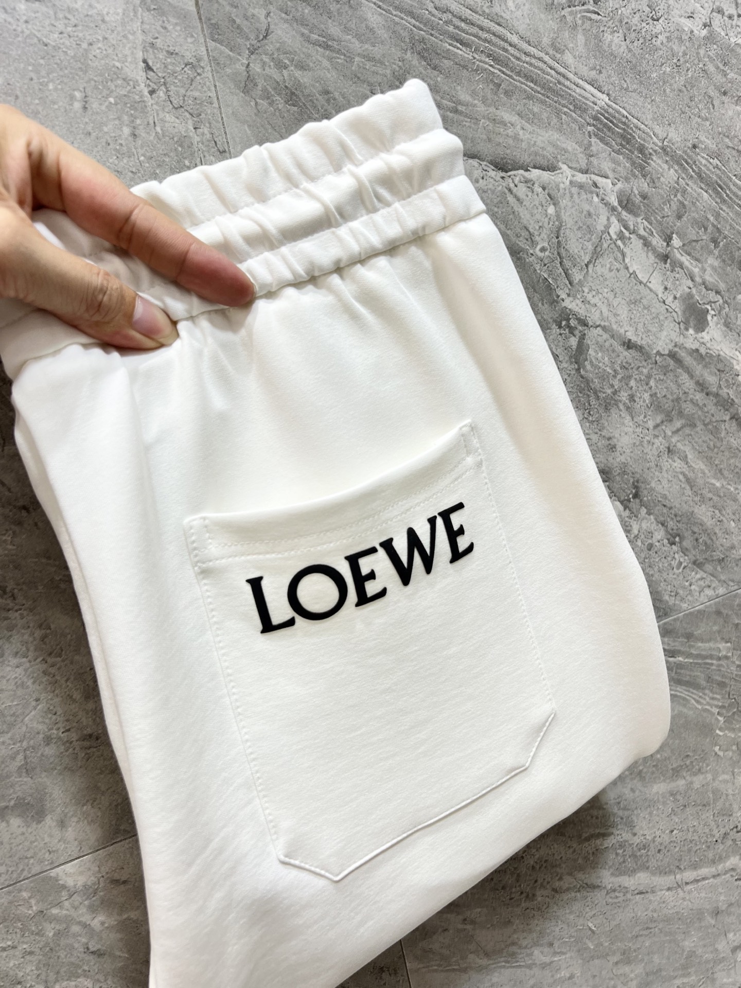 NO:530371,Loewe/Luo Yiwei 2025 autumn and winter new products, complete three standards, casual pants, good products, don’t need to introduce too much, look at the details, counter number M-XXXL 175/140 upper body L,,loewe,loewe,alexander wang19860909Loewe/罗意威 2025秋冬新品 三标齐全 休闲裤 好货不用过多介绍 看细节 专柜码数M-XXXL 175/140上身L,,loewe,loewe,alexander wang,Men's clothing