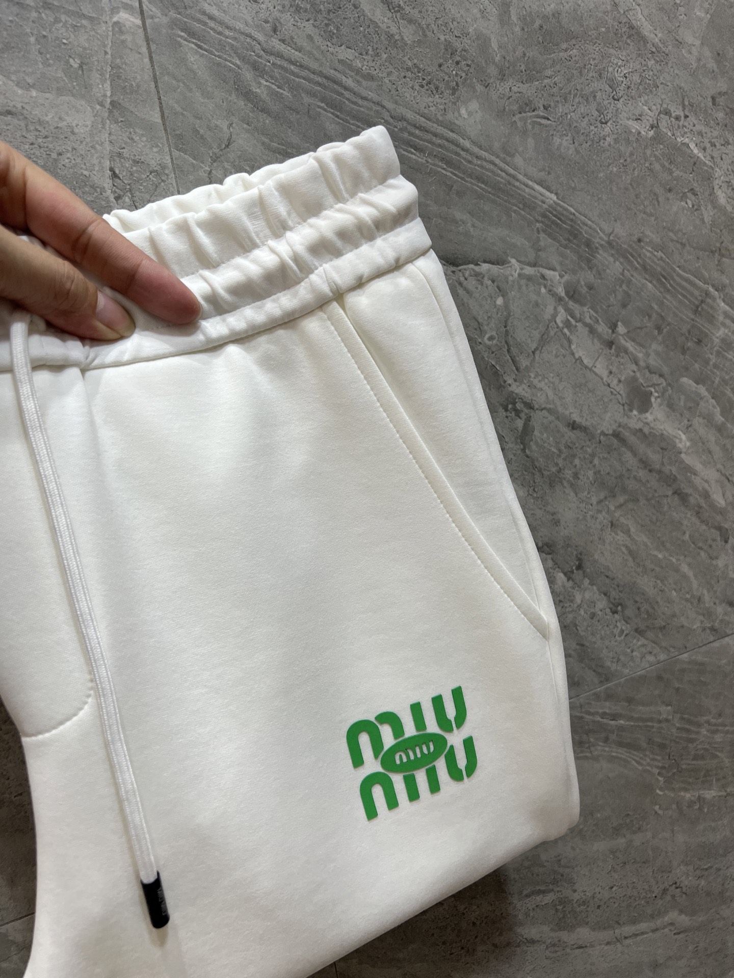 NO:531454,MiuMiu 2025 autumn and winter new products, complete three standards, casual pants, good products, don't need to introduce too much, look at the details, counter number M-XXXL 175/140 upper body L,,miumiu,alexander wang19860909MiuMiu 2025秋冬新品 三标齐全 休闲裤 好货不用过多介绍 看细节 专柜码数M-XXXL 175/140上身L,,miumiu,alexander wang,Men's clothing