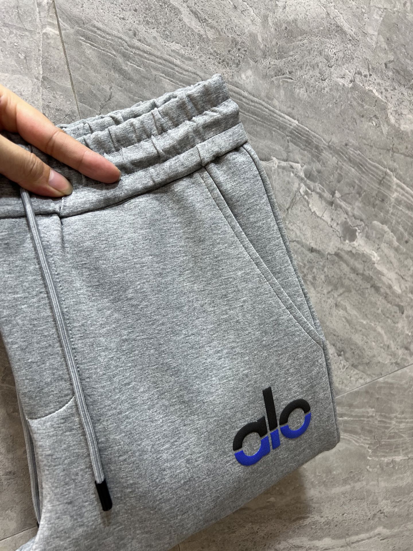 NO:530374,alo 2025 autumn and winter new product, complete three standards, casual pants, no need to introduce too much good products, look at the details, counter number M-XXXL 175/140 upper body L,,alexander wang19860909alo 2025秋冬新品 三标齐全 休闲裤 好货不用过多介绍 看细节 专柜码数M-XXXL 175/140上身L,,alexander wang,Men's clothing