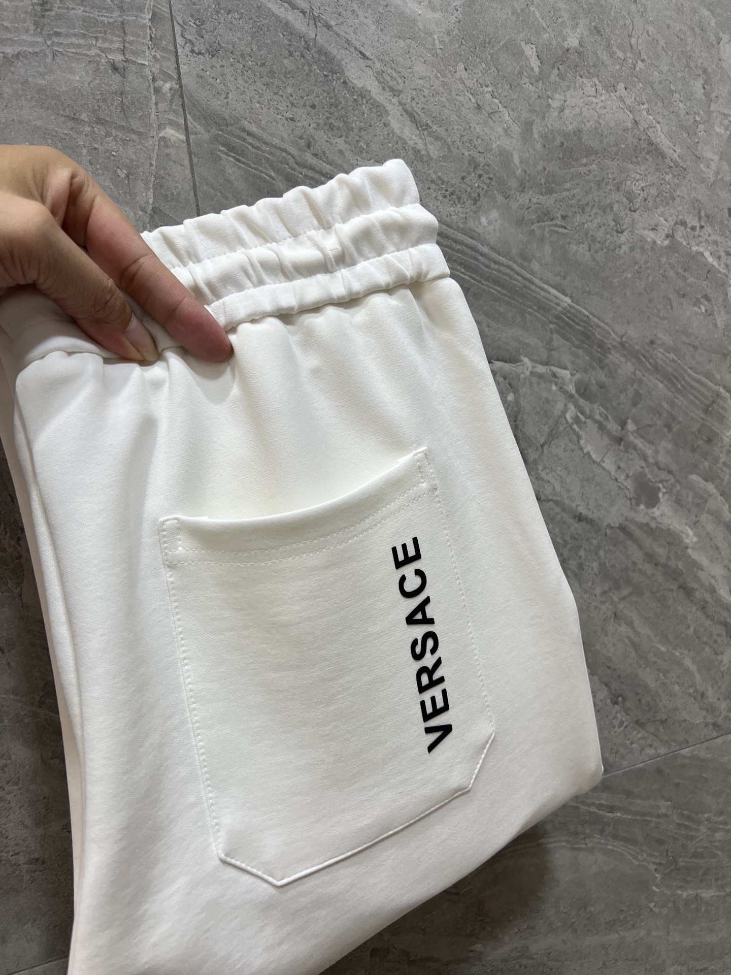 NO:564189,Versace/Versace new autumn and winter products, complete with three labels, casual pants, good products, no need to introduce too much, look at the details, counter size M-XXXL 175/140 upper body L,,versace,versace,alexander wang19860909Versace/范思哲 秋冬新品 三标齐全 休闲裤 好货不用过多介绍 看细节 专柜码数M-XXXL 175/140上身L,,versace,versace,alexander wang,Men's clothing