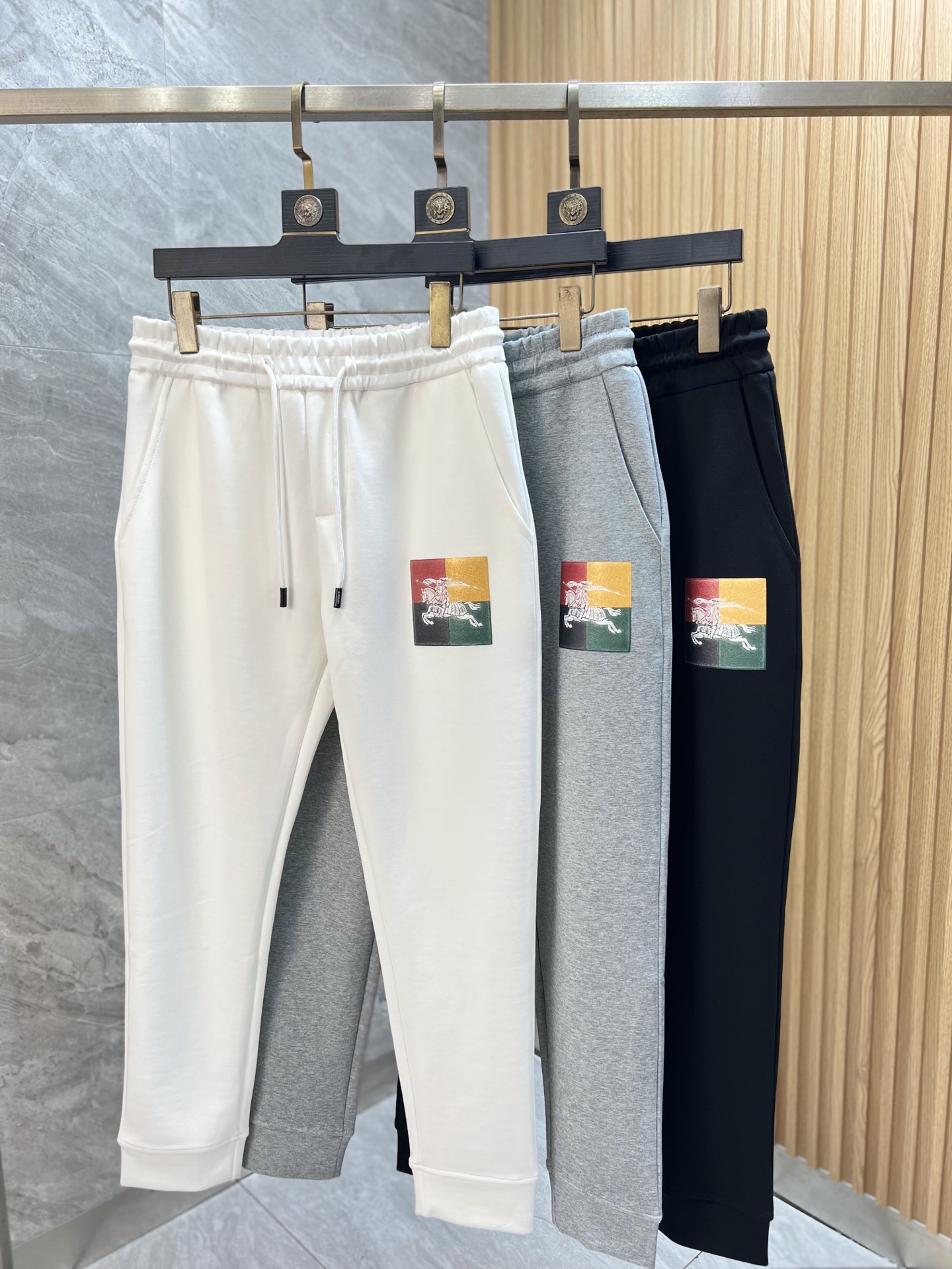 NO:645309,Burberry/Burberry 2025 autumn and winter new products, complete with three labels, casual pants, good products, no need to introduce too much, look at the details, counter size M-XXXL /140 upper body L,, burberry, burberry, alexander wang19860909Burberry/巴宝莉 2025秋冬新品 三标齐全 休闲裤 好货不用过多介绍 看细节 专柜码数M-XXXL /140上身L,,burberry,burberry,alexander wang,Men's clothing