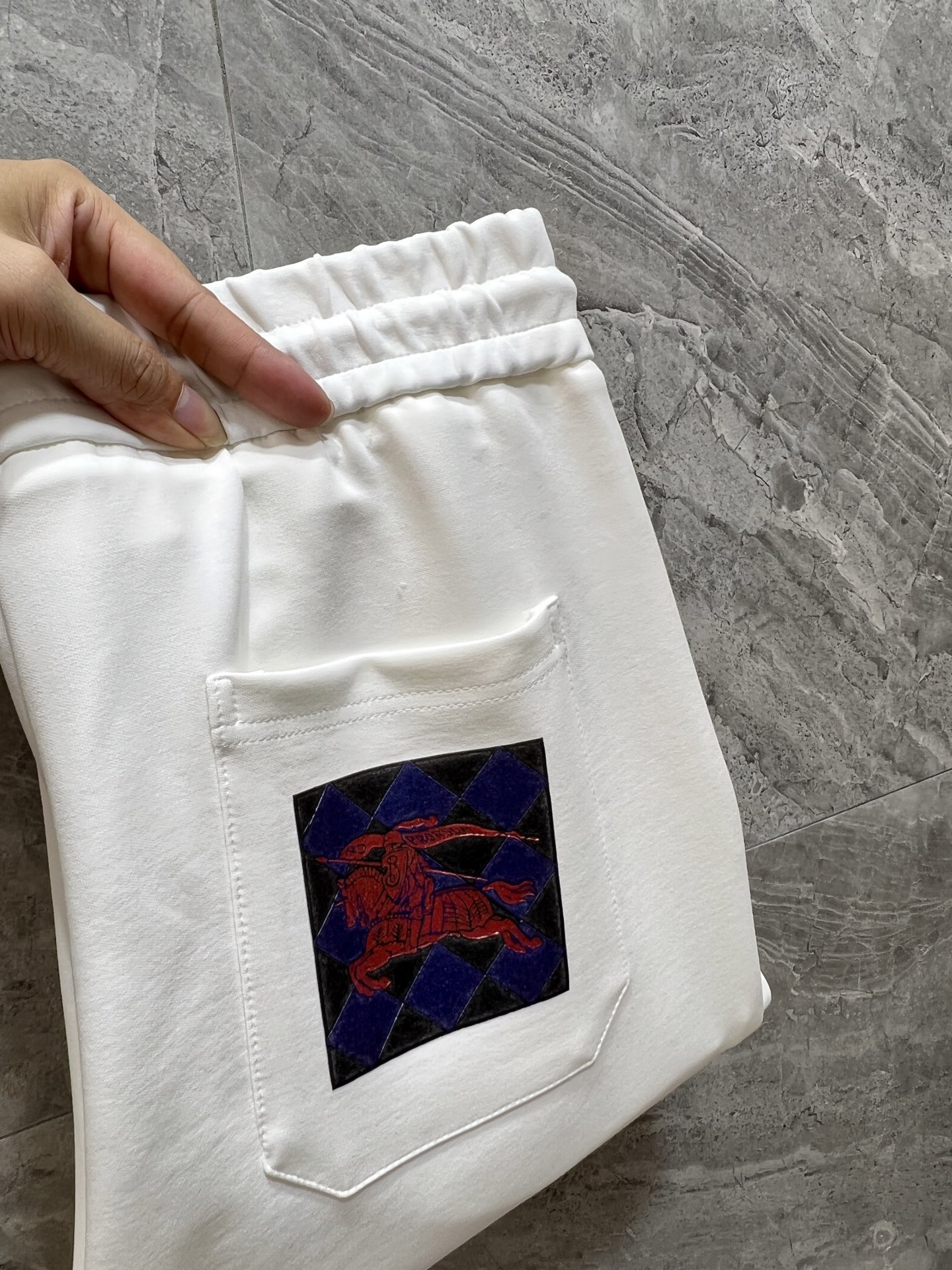 NO:570206,Burberry/Burberry 2025 autumn and winter new products, complete with three labels, casual pants, good products, no need to introduce too much, look at the details, counter size M-XXXL /140 upper body L,, burberry, burberry, alexander wang19860909Burberry/巴宝莉 2025秋冬新品 三标齐全 休闲裤 好货不用过多介绍 看细节 专柜码数M-XXXL /140上身L,,burberry,burberry,alexander wang,Men's clothing