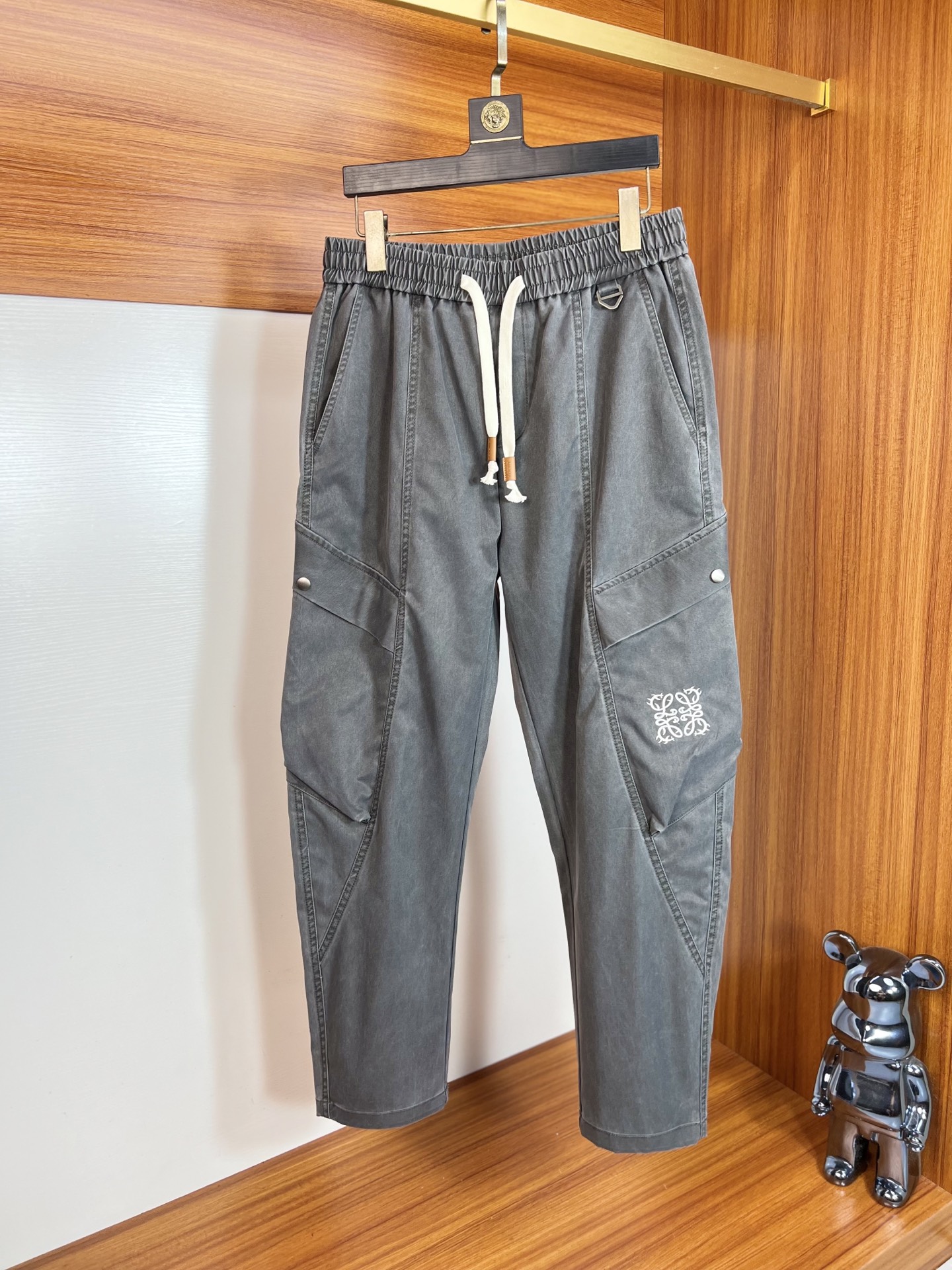 NO:566135,Loewe/Luo Yiwei new autumn and winter products, complete with three labels, overalls and casual pants. Good products need no introduction. Look at the details. Counter size 29-36 175/140 upper body 31,,loewe,loewe,alexander wang19860909Loewe/罗意威 秋冬新品 三标齐全 工装裤 休闲裤 好货不用过多介绍 看细节 专柜码数29-36 175/140上身31,,loewe,loewe,alexander wang,Men's clothing