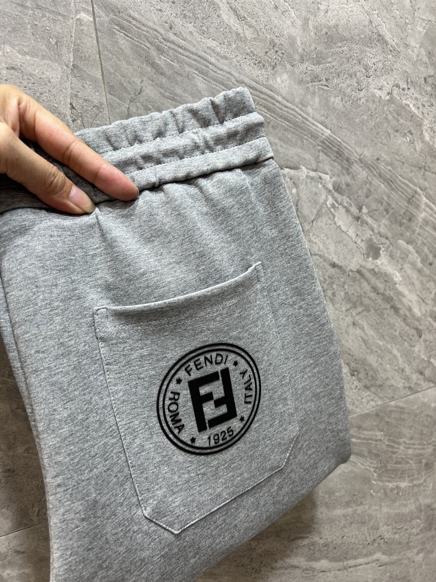 NO:540005,Fendi/Fendi 2025 autumn and winter new products, complete three standards, casual pants, good products, don't need to introduce too much, look at the details, counter code M-XXXL 175/140 upper body L,,fendi,fendi,alexander wang19860909Fendi/芬迪 2025秋冬新品 三标齐全 休闲裤 好货不用过多介绍 看细节 专柜码数M-XXXL 175/140上身L,,fendi,fendi,alexander wang,Men's clothing