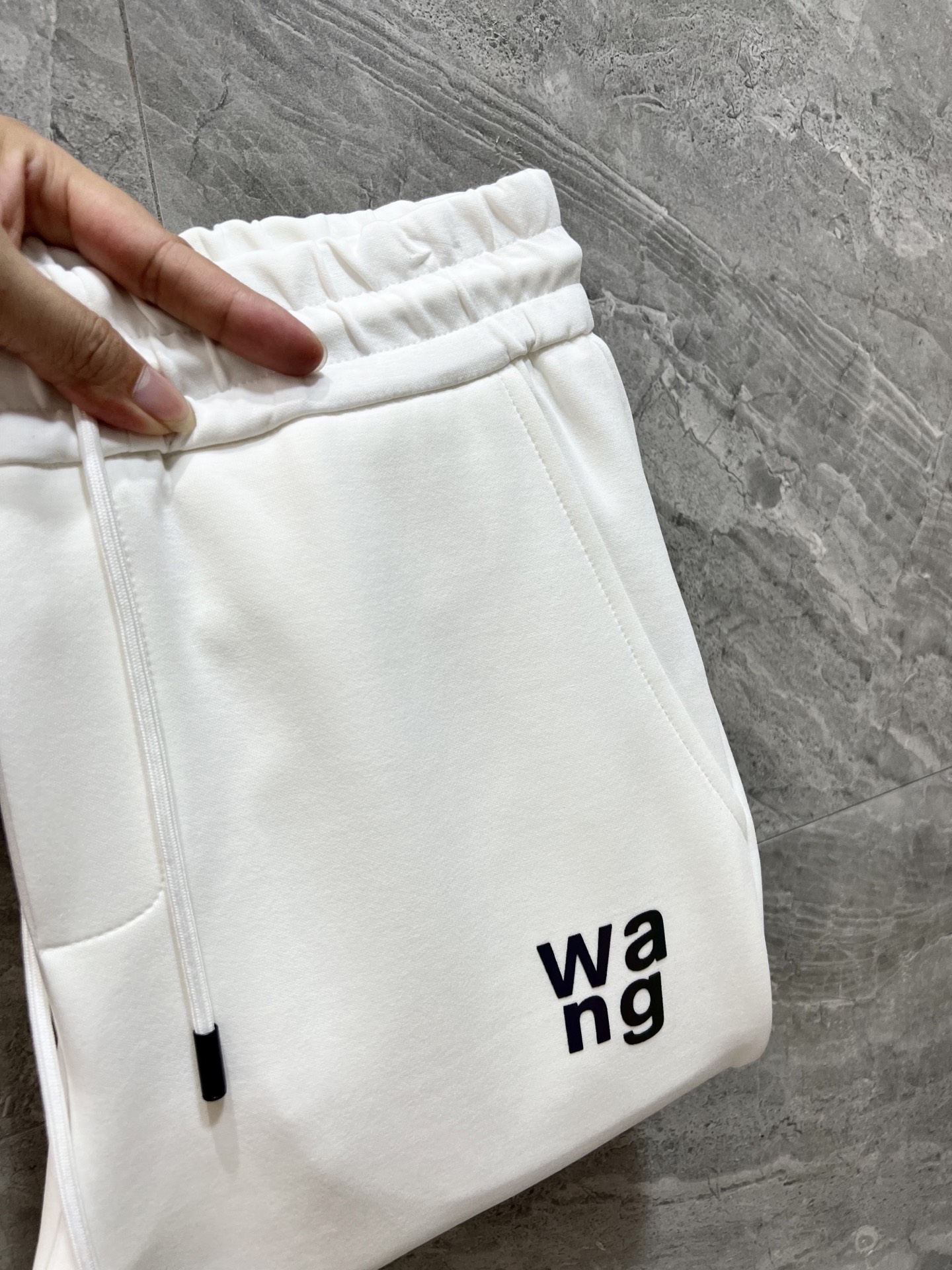 NO:540011,Alexander 2025 autumn and winter new products, complete three standards, casual pants, no need to introduce too much good products, look at the details, counter number M-XXXL 175/140 upper body L,,alexander wang19860909亚历山大 2025秋冬新品 三标齐全 休闲裤 好货不用过多介绍 看细节 专柜码数M-XXXL 175/140上身L,,alexander wang,Men's clothing