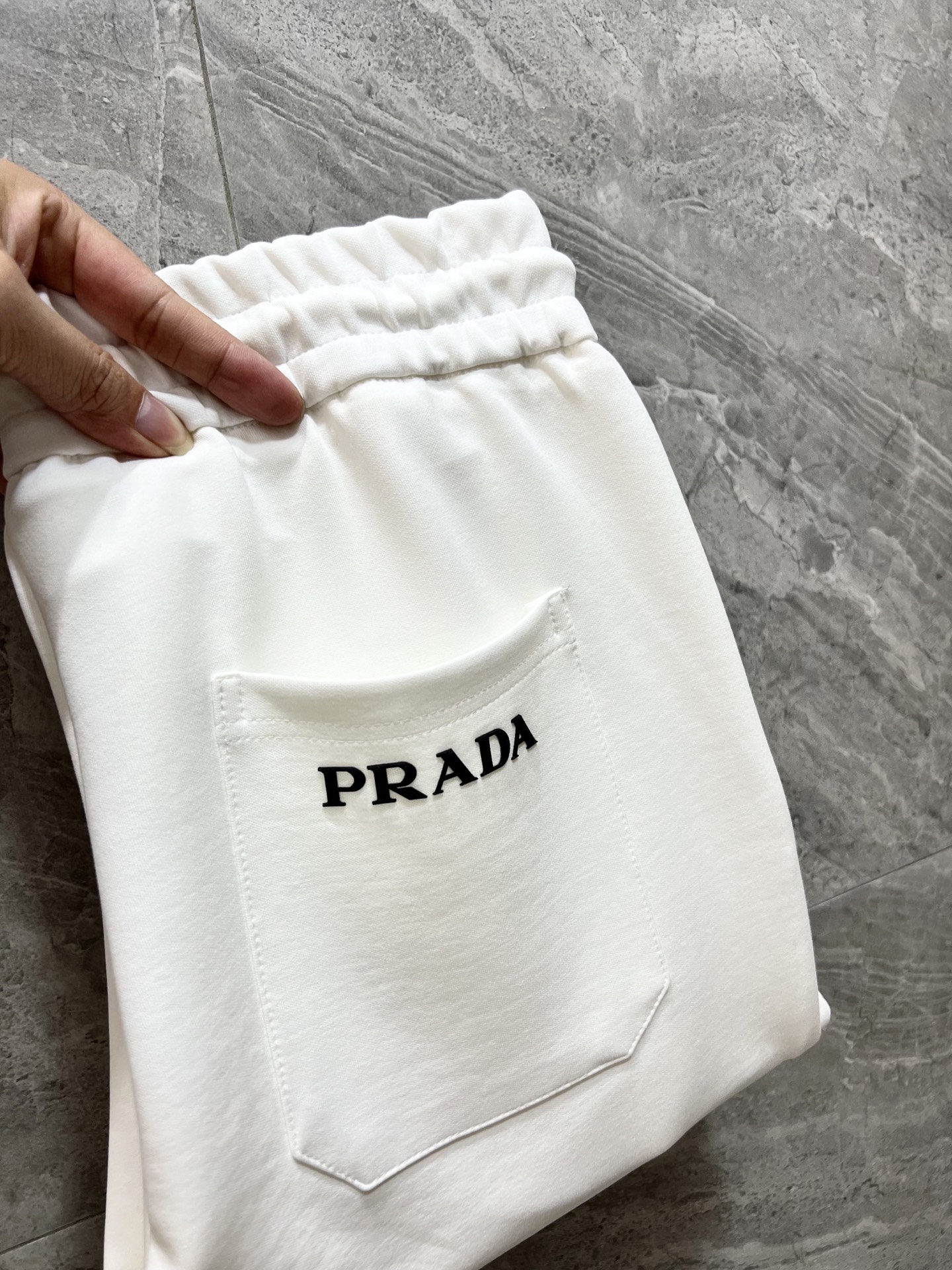 NO:540014,Prada/Prada 2025 autumn and winter new products, complete three standards, casual pants, no need to introduce too much good products, look at the details, counter number M-XXXL 175/140 upper body L,,prada,prada,alexander wang19860909Prada/普拉达 2025秋冬新品 三标齐全 休闲裤 好货不用过多介绍 看细节 专柜码数M-XXXL 175/140上身L,,prada,prada,alexander wang,Men's clothing