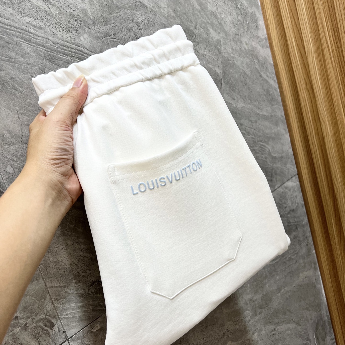 NO:538910,LV/Louis Vuitton 2025 autumn and winter new products, complete three standards, casual pants, good products, don't need to introduce too much, look at the details, counter number M-XXXL /140 upper body L,, louis vuitton,louis vuitton,alexander wang19860909LV/路易威登 2025秋冬新品 三标齐全 休闲裤 好货不用过多介绍 看细节 专柜码数M-XXXL /140上身L,,louis vuitton,louis vuitton,alexander wang,Men's clothing