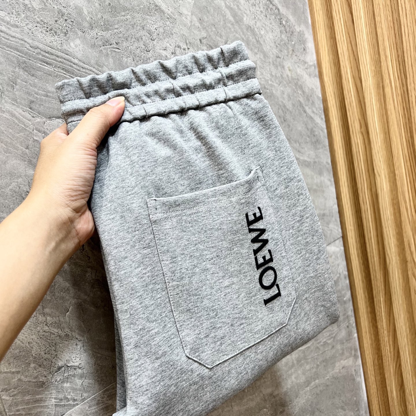 NO:538913,Loewe/Luo Yiwei 2025 autumn and winter new products, complete three standards, casual pants, good products, don’t need to introduce too much, look at the details, counter number M-XXXL /140 upper body L,,loewe,loewe,alexander wang19860909Loewe/罗意威 2025秋冬新品 三标齐全 休闲裤 好货不用过多介绍 看细节 专柜码数M-XXXL /140上身L,,loewe,loewe,alexander wang,Men's clothing