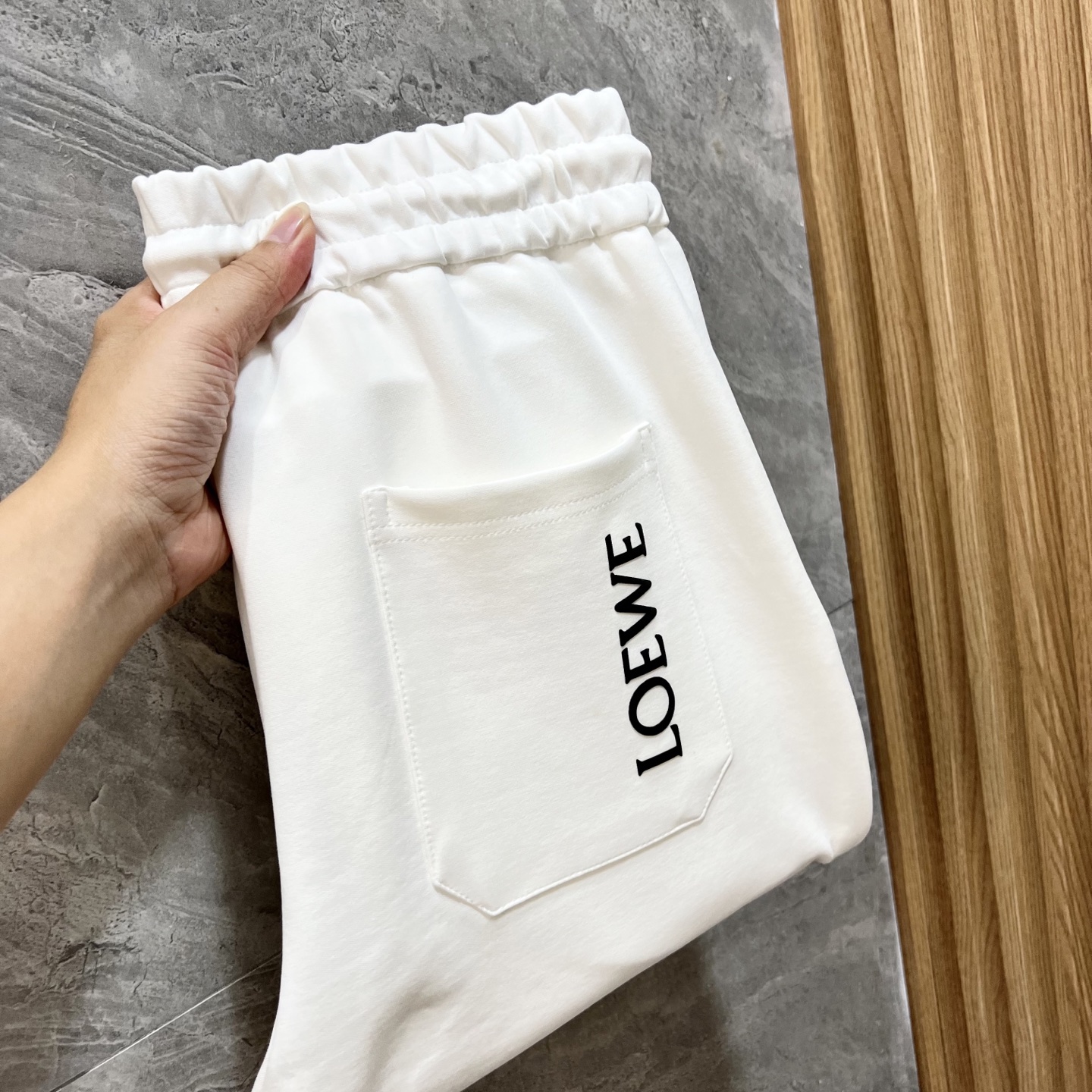 NO:538916,Loewe/Luo Yiwei 2025 autumn and winter new products, complete three standards, casual pants, no need to introduce too much good products, look at the details, counter number M-XXXL /140 upper body L,,,loewe,loewe,alexander wang19860909Loewe/罗意威 2025秋冬新品 三标齐全 休闲裤 好货不用过多介绍 看细节 专柜码数M-XXXL /140上身L,,,loewe,loewe,alexander wang,Men's clothing