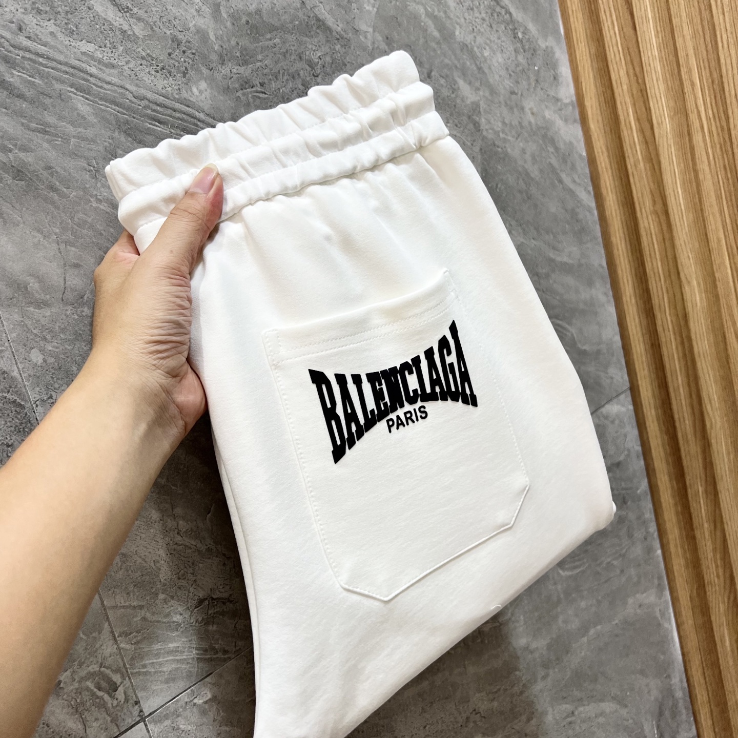 NO:568181,Balenciaga/Balenciaga 2025 autumn and winter new products, complete with three labels, casual pants, good products, no need to introduce too much, look at the details, counter size M-XXXL /140 upper body L,,balenciaga,balenciaga,alexander wang19860909Balenciaga/巴黎世家 2025秋冬新品 三标齐全 休闲裤 好货不用过多介绍 看细节 专柜码数M-XXXL /140上身L,,balenciaga,balenciaga,alexander wang,Men's clothing
