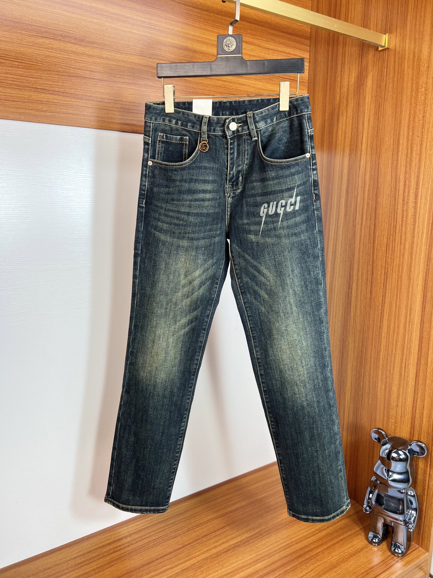 NO:538892,Gucci/Gucci 2025 autumn and winter new products, complete three standards, jeans, good products, don't need to be introduced too much, look at the details, counter number 28-38 / 140 upper body 32,,gucci,jeans,alexander wang19860909Gucci/古奇 2025秋冬新品 三标齐全 牛仔裤 好货不用过多介绍 看细节 专柜码数28-38 /140上身32码,,gucci,jeans,alexander wang,Men's clothing