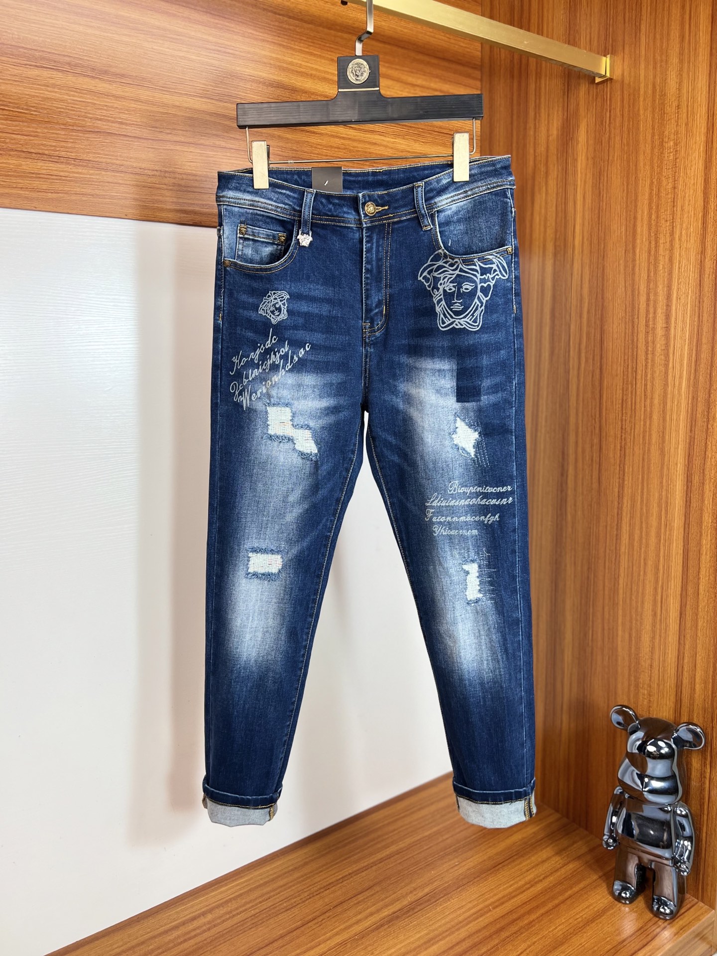 NO:539907,Versace/Versace 2025 autumn and winter new products, complete three standards, jeans, good products, don't need to be introduced too much, look at the details, counter number 28-38 / 140 upper body 32,,versace,versace,jeans,alexander wang19860909Versace/范思哲 2025秋冬新品 三标齐全 牛仔裤 好货不用过多介绍 看细节 专柜码数28-38 /140上身32码,,versace,versace,jeans,alexander wang,Men's clothing