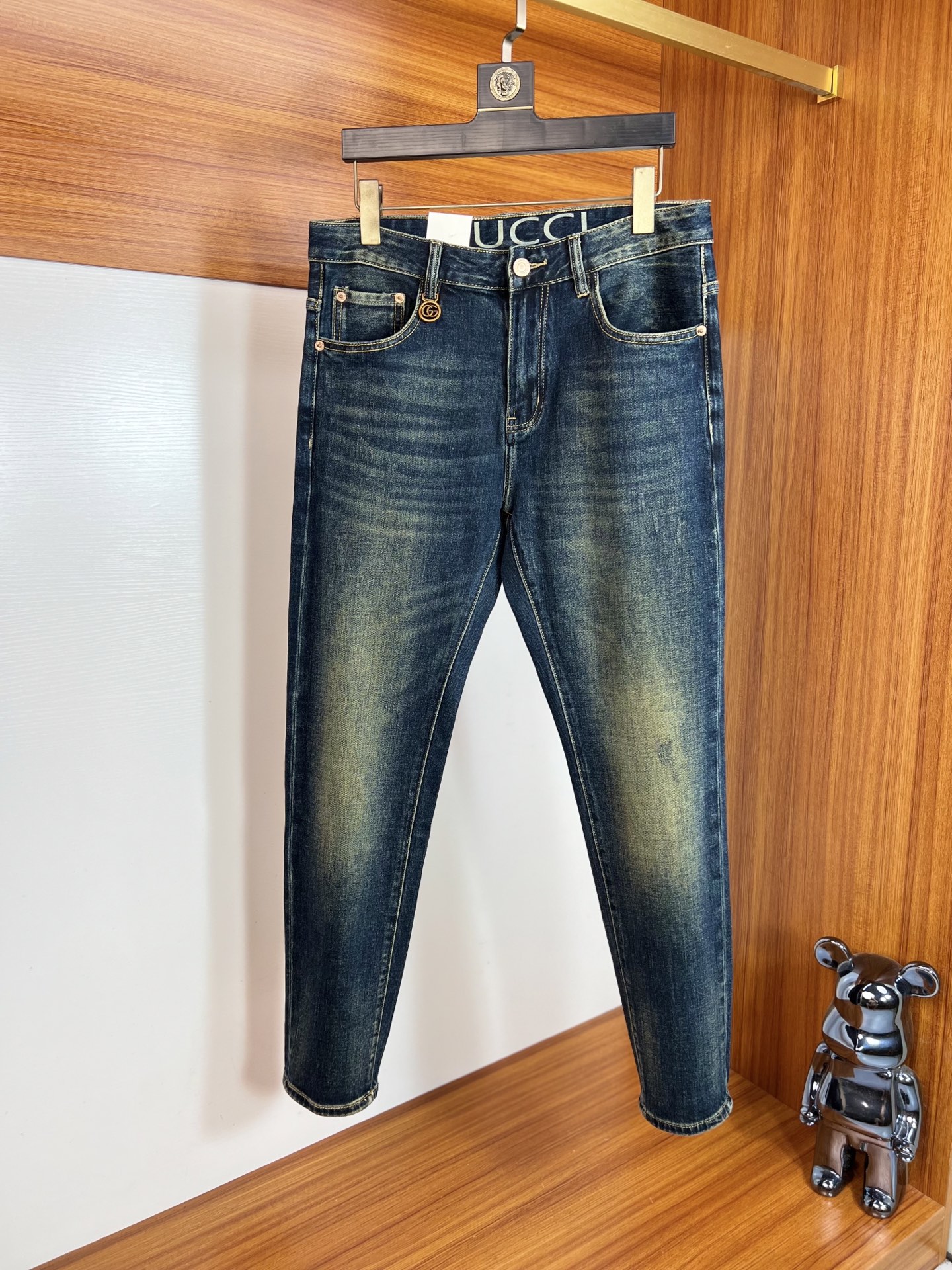 NO:539880,Gucci/Gucci 2025 autumn and winter new products, complete three standards, jeans, good products, don't need to be introduced too much, look at the details, counter number 28-38 / 140 upper body 32,,gucci,jeans,alexander wang19860909Gucci/古奇 2025秋冬新品 三标齐全 牛仔裤 好货不用过多介绍 看细节 专柜码数28-38 /140上身32码,,gucci,jeans,alexander wang,Men's clothing