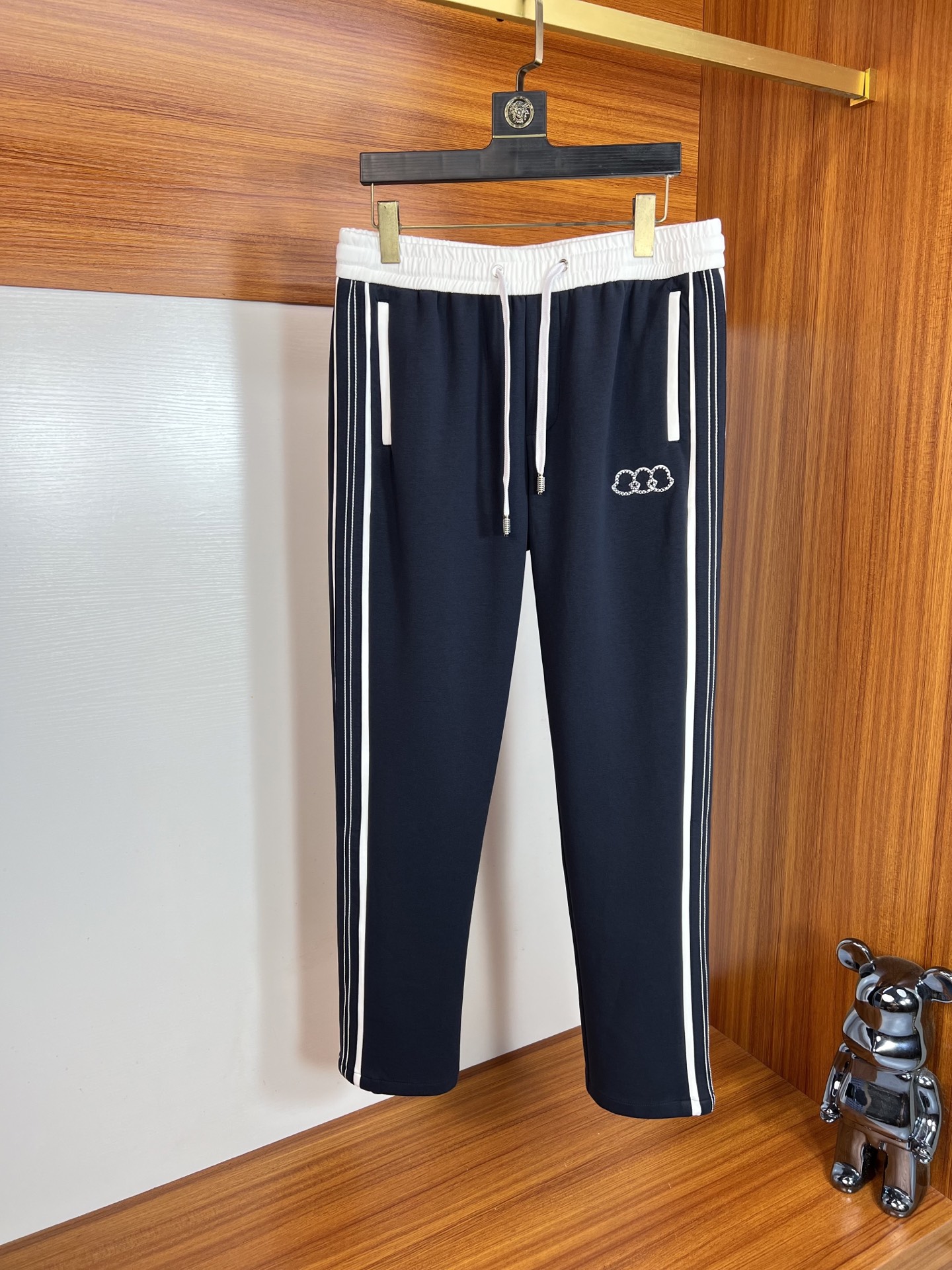 NO:531444,Pants Moncler/blind 2025 autumn and winter new products, complete three standards, matching sets, no need to introduce too much good products, look at the details, counter number M-4XL 175/140 upper body L,, Moncler, alexander wang19860909裤子Moncler/蒙口 2025秋冬新品 三标齐全 可搭配套装 好货不用过多介绍 看细节 专柜码数M-4XL 175/140上身L,,Moncler,alexander wang,Men's clothing