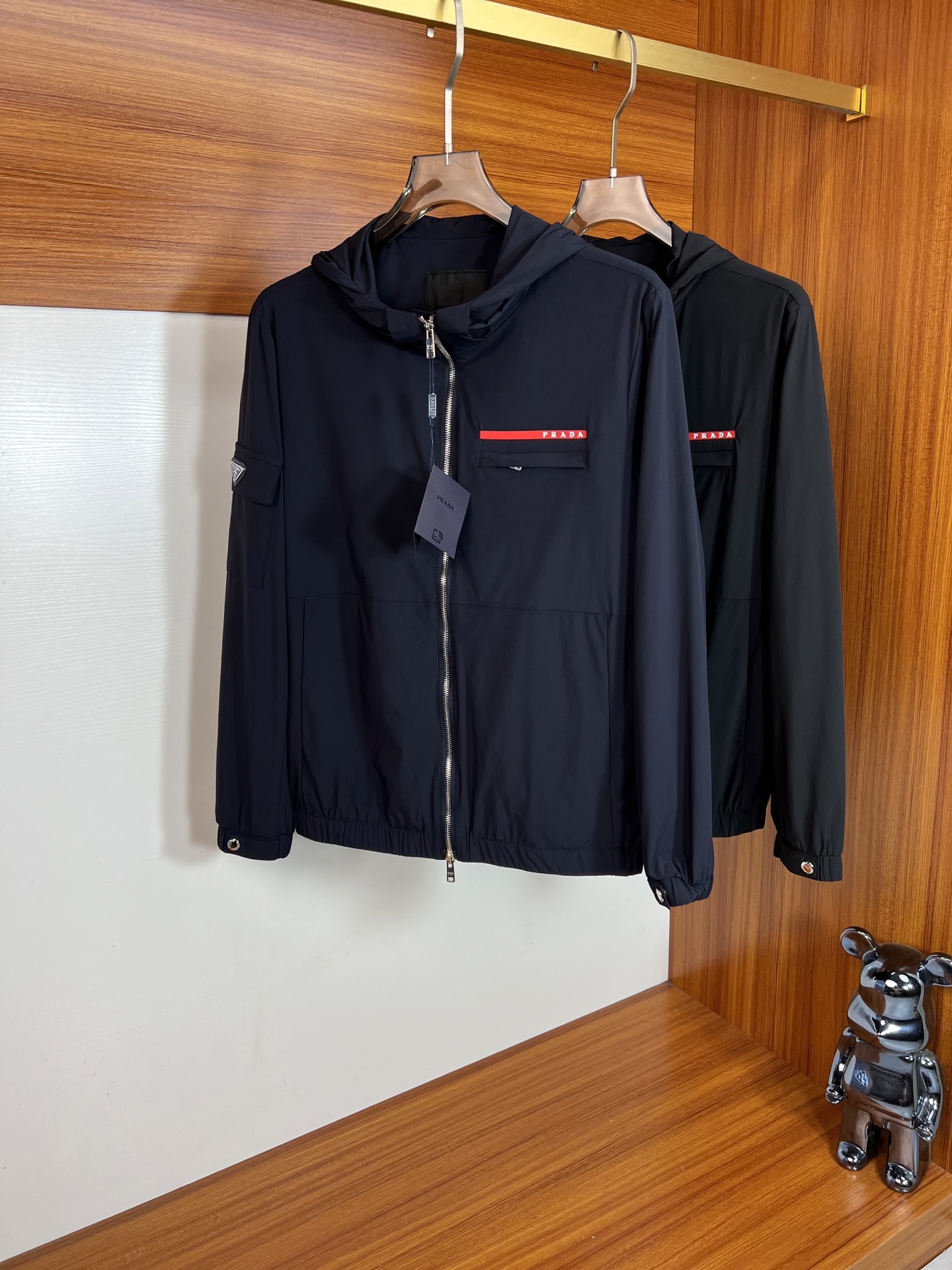 NO:570172,Prada/Prada 2025 new autumn and winter new products, complete with three labels, jackets and coats. Good products need no introduction. Look at the details. Counter size M-XXXL /140 recommended L,, prada, prada, jackets & coats, jackets & coats, alexander wang19860909Prada/普拉达 2025年秋冬新品上新 三标齐全 夹克外套 好货不用过多介绍 看细节 专柜码数M-XXXL /140建议L,,prada,prada,jackets & coats,jackets & coats,alexander wang,Men's clothing