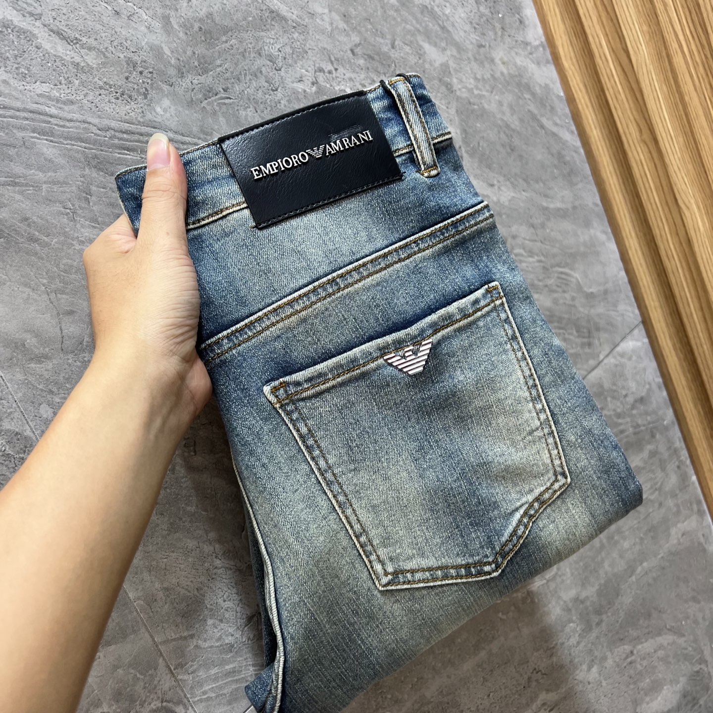 NO:523931,Armani/Armani 2025 autumn and winter new products, complete three standards, jeans, good products, don't need to be introduced too much, look at the details, counter number 29-38, 175/140 upper body 32,,armani,armani,jeans,alexander wang19860909Armani/阿玛尼 2025秋冬新品 三标齐全 牛仔裤 好货不用过多介绍 看细节 专柜码数29-38 175/140上身32码,,armani,armani,jeans,alexander wang,Men's clothing