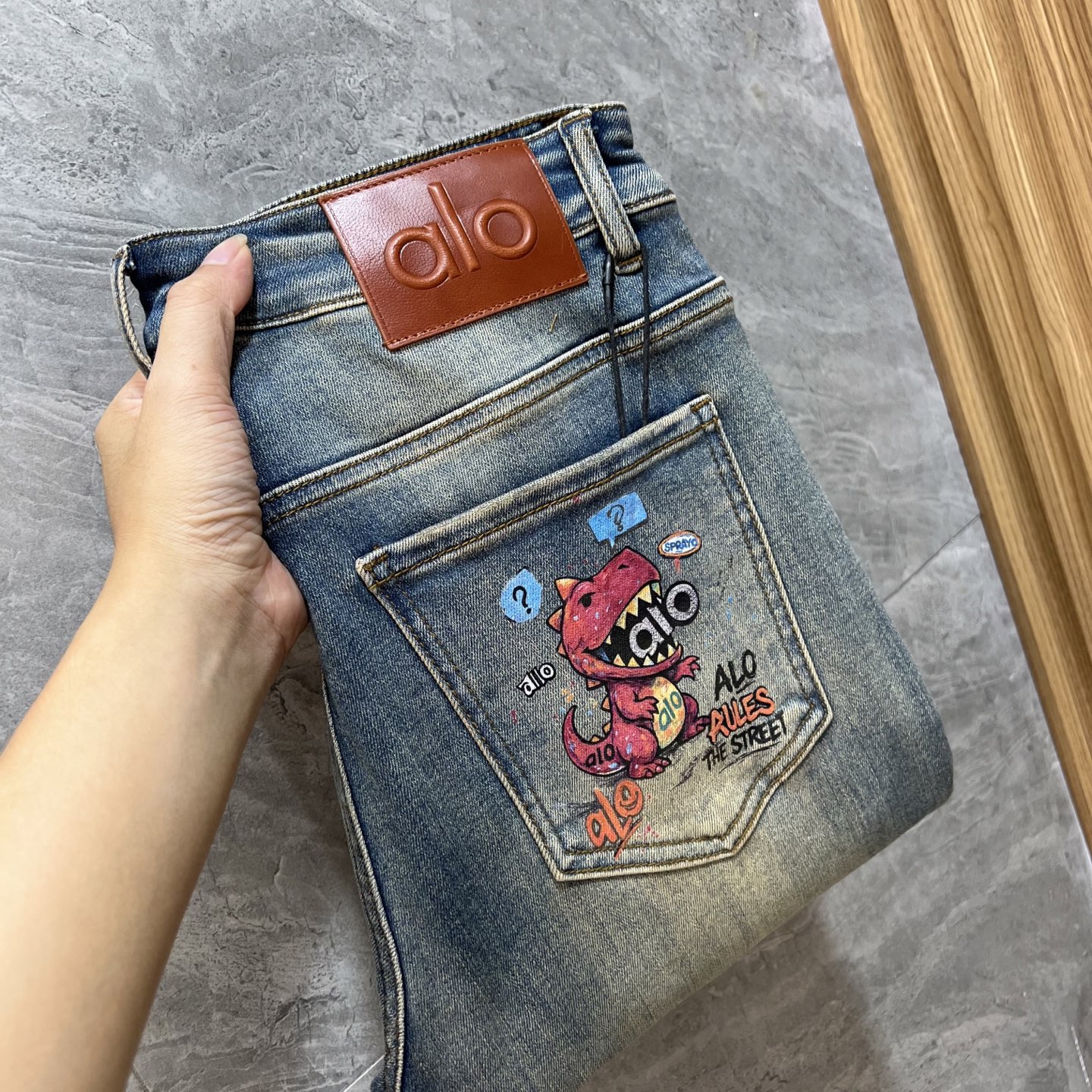 NO:523934,alo 2025 autumn and winter new products, complete three standards, jeans, good products, don't need to introduce too much, look at the details, counter number 29-38, 175/140, upper body 32, jeans, alexander wang19860909alo 2025秋冬新品 三标齐全 牛仔裤 好货不用过多介绍 看细节 专柜码数29-38 175/140上身32码,,jeans,alexander wang,Men's clothing
