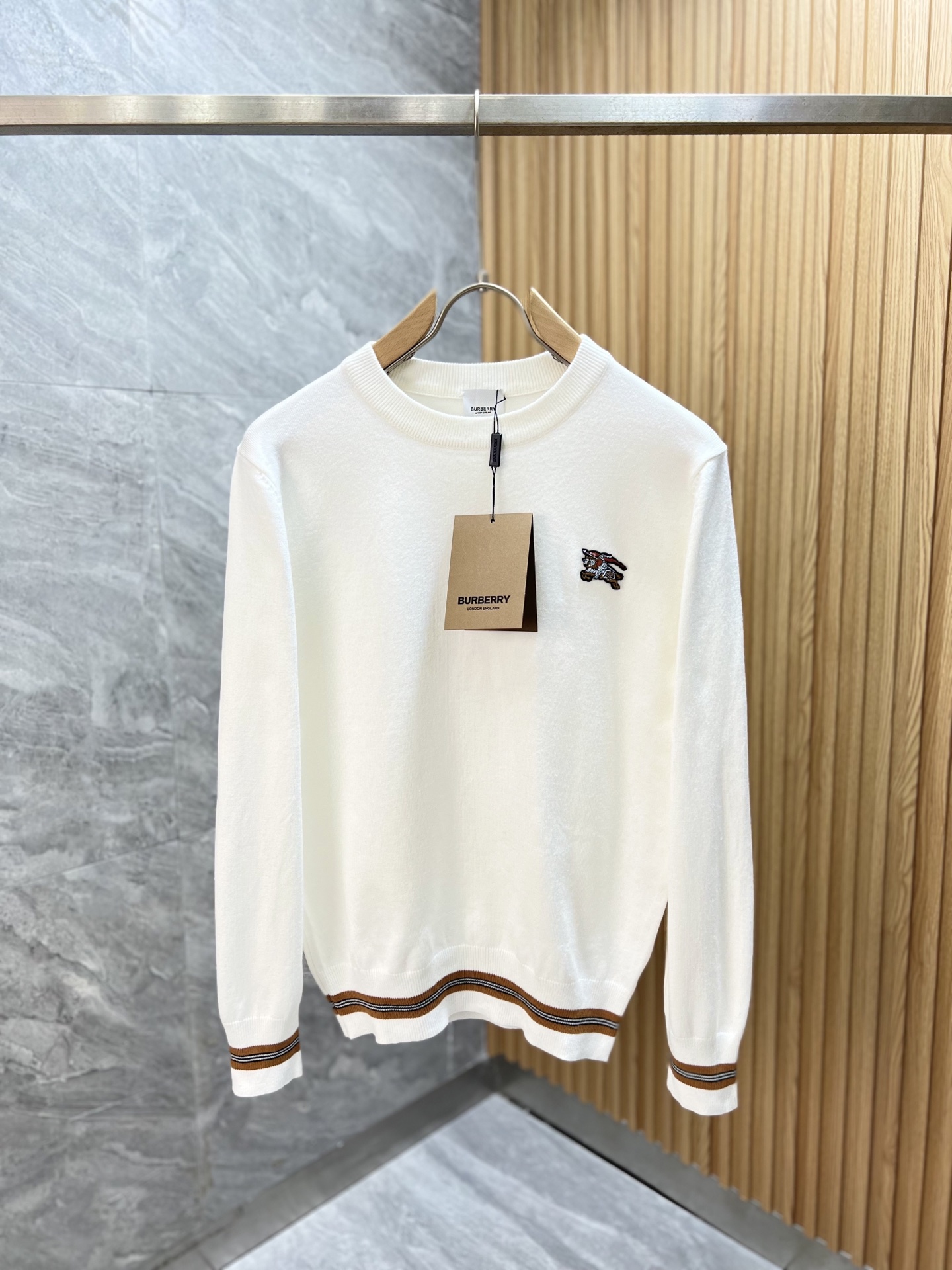 NO:570227,Burberry/Burberry 2025 new autumn and winter new products, complete with three labels, round neck sweater, good product, no need to introduce too much, look at the details, counter size M-XXXL /140 recommended L,, burberry, burberry, sweaters, alexander wang19860909Burberry/巴宝莉 2025年秋冬新品上新 三标齐全 圆领毛衣 好货不用过多介绍 看细节 专柜码数M-XXXL /140建议L,,burberry,burberry,sweaters,alexander wang,Men's clothing